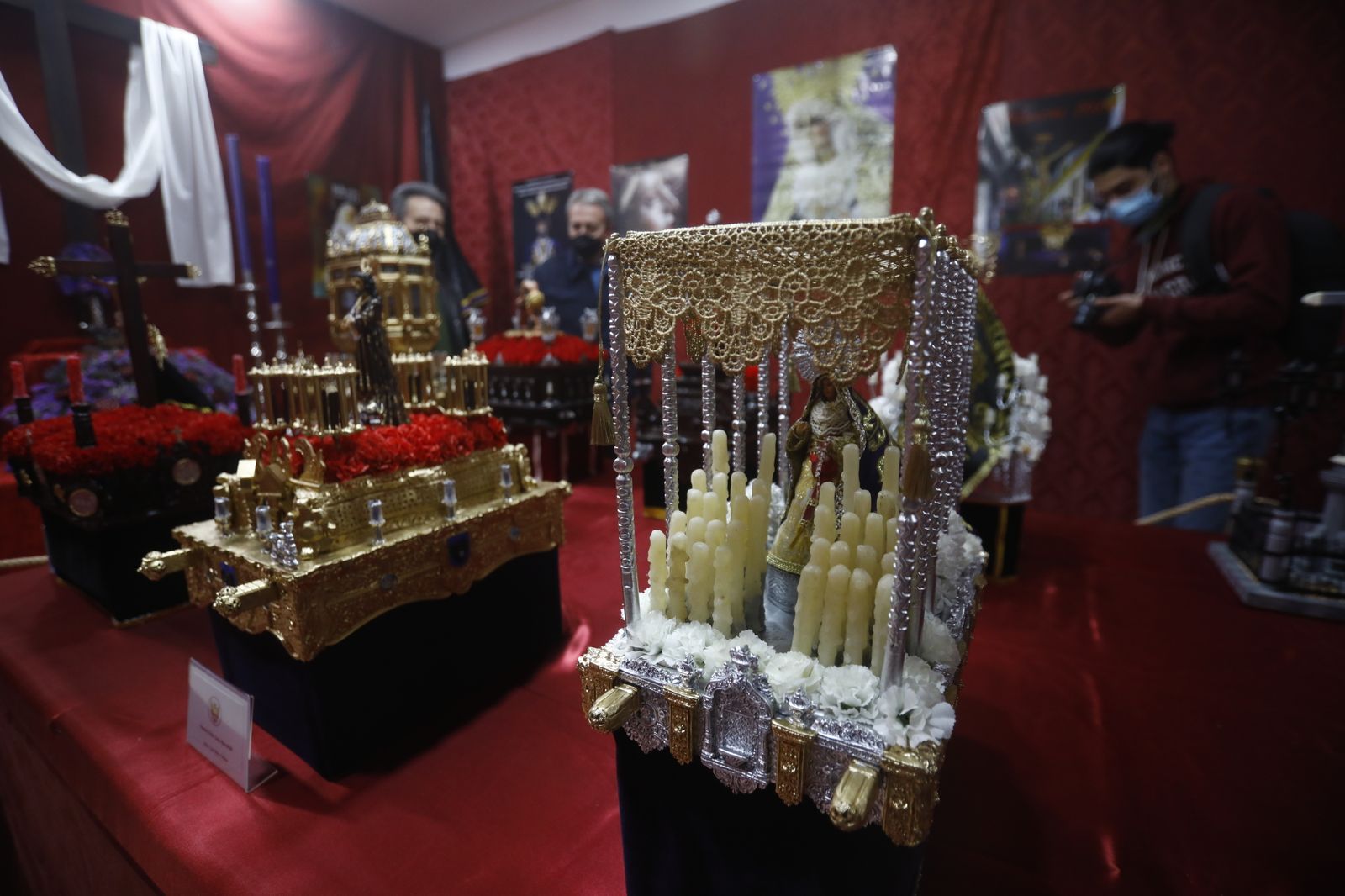 La exposición de pasos de Semana Santa en miniatura de la Asociación de Vecinos Nuestra Señora de Belén, en imágenes