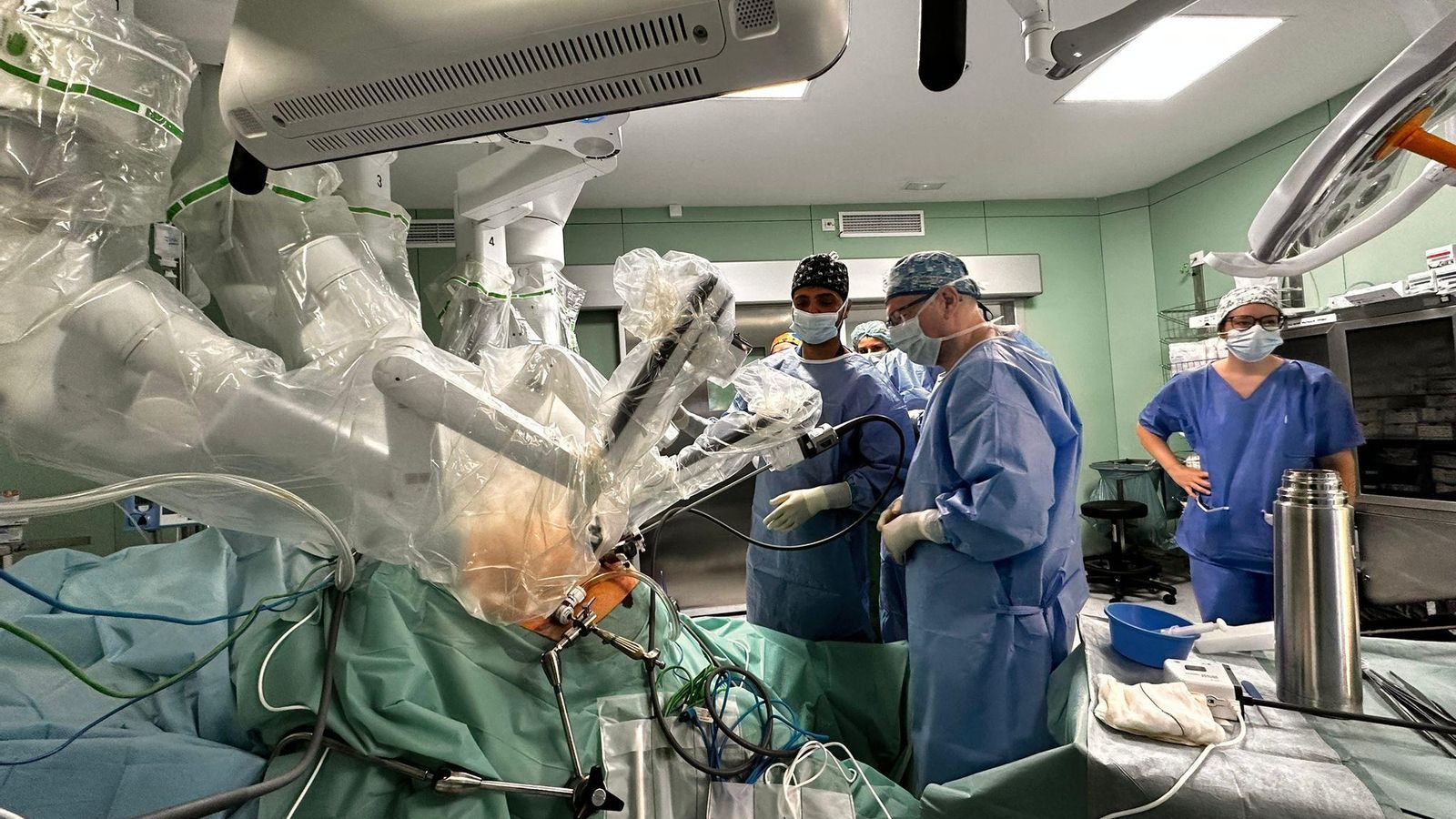 El robot Da Vinci del Puerta del Mar de Cádiz