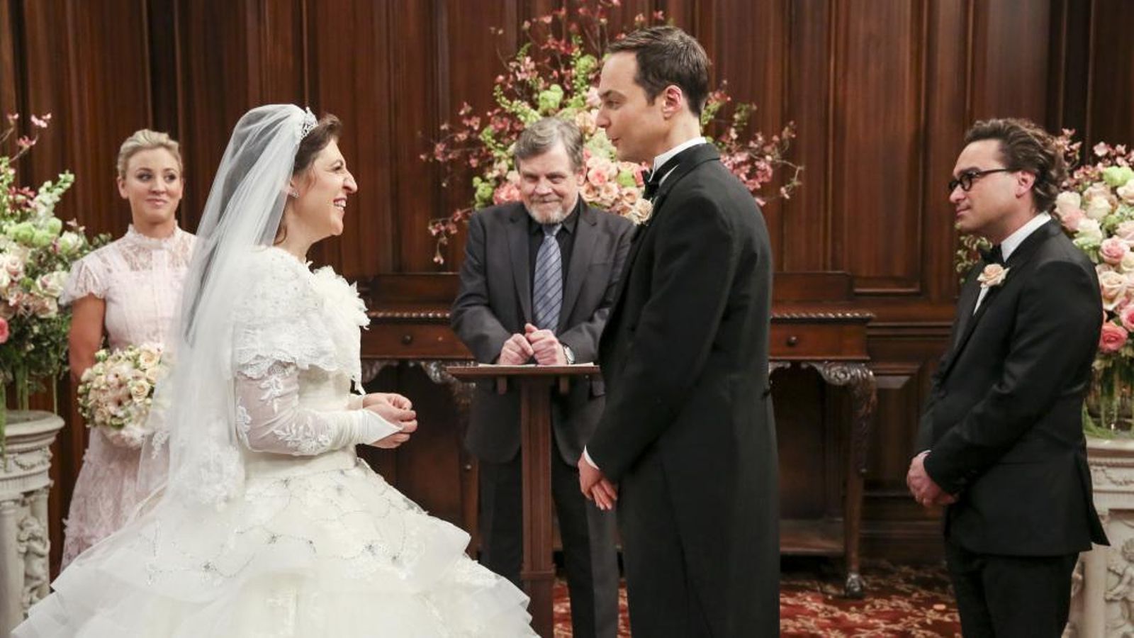 Amy (Mayim Bialik) y Sheldon (Jim Parsons) ante el altar con Mark Hamill en la boda en 'Big Bang'
