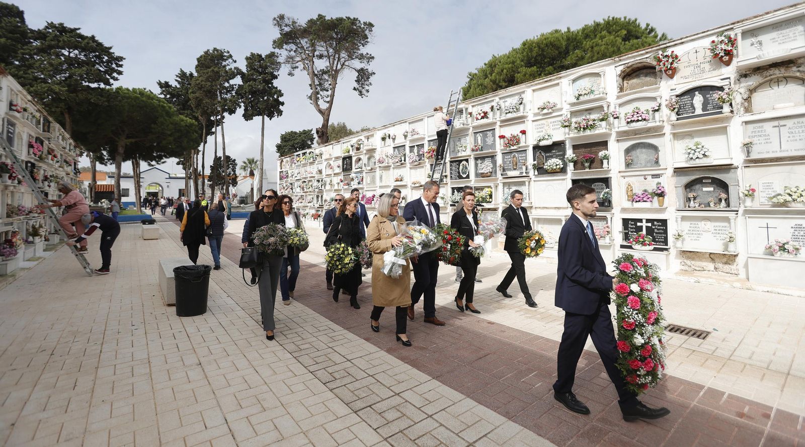 Fotos del Día de Todos Los Santos en el cementerio de La Línea