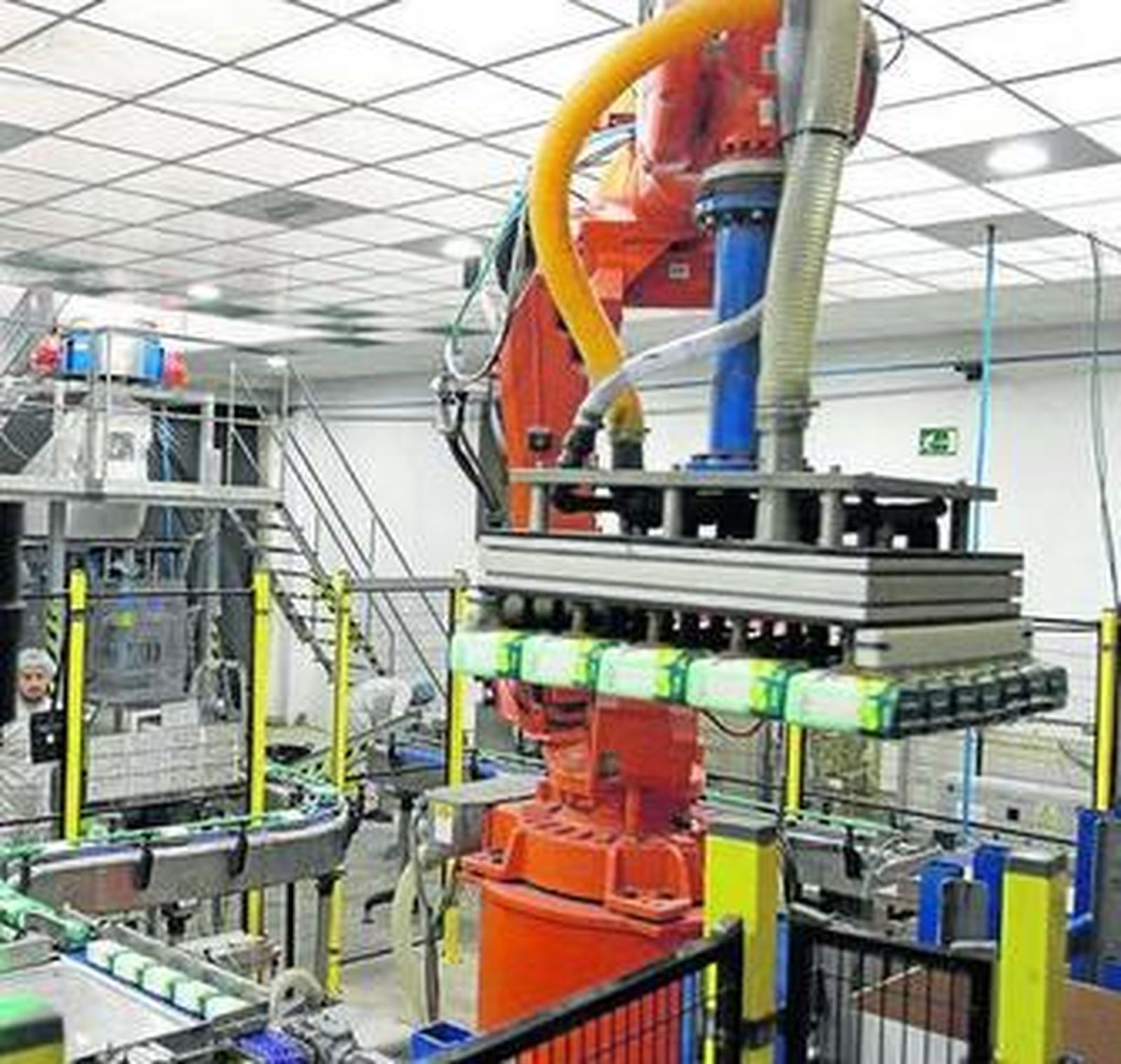 Un robot articulado carga paquetes de sal en cajas para su distribución.