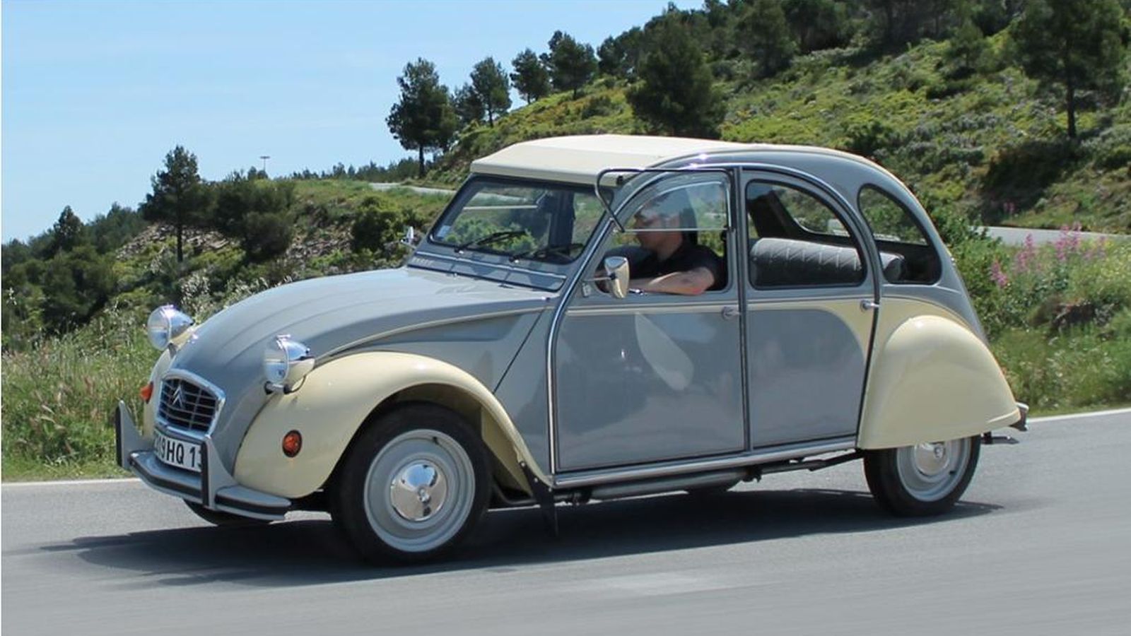 R-Fit ya viene disponiendo desde tiempo atrás de kits de transformación para el 2CV semejantes a los usarán los R-4