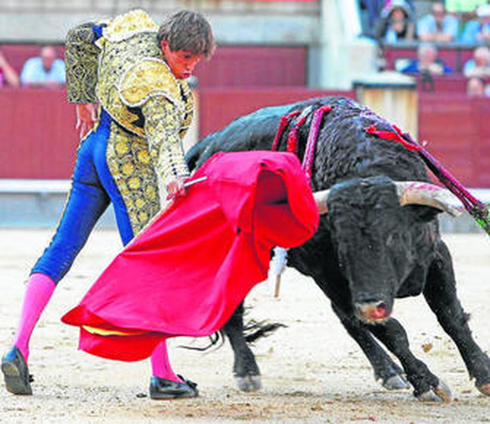 Miguel Tendero, en un muletazo a su primer toro.
