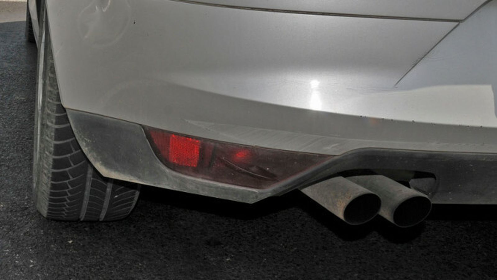 El tubo de escape de un coche.