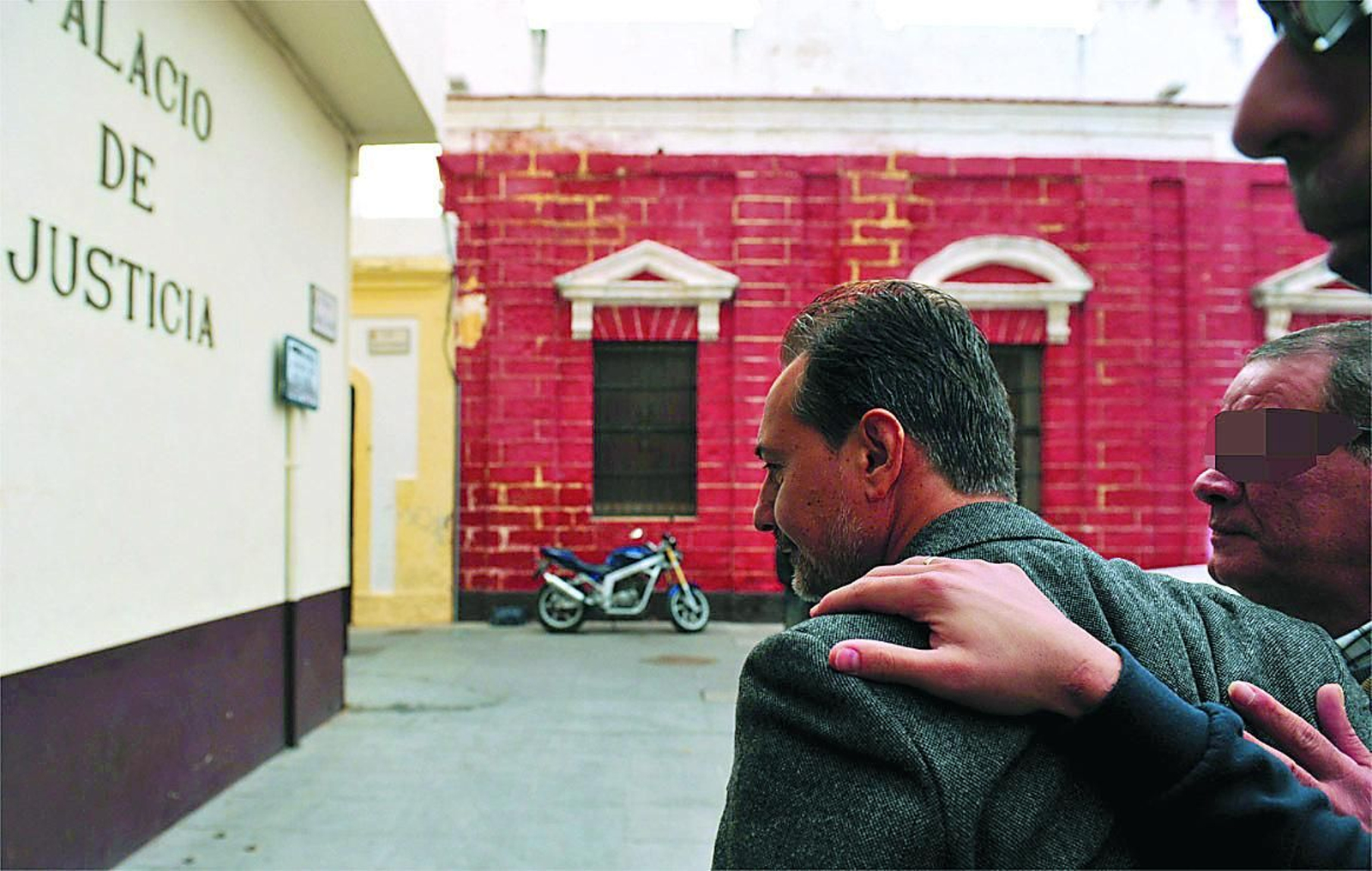 El responsable de la caja, Clemente Ruiz, es conducido a los Juzgados en abril de 2009.