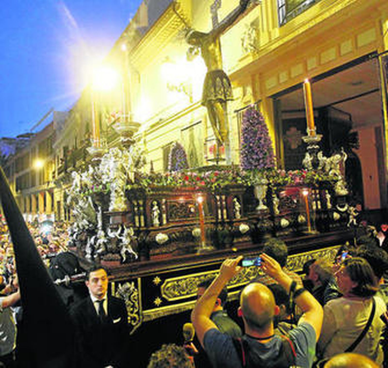 Momento de la salida de la cofradía de San Agustín desde el convento del Santo Ángel Custodio.
