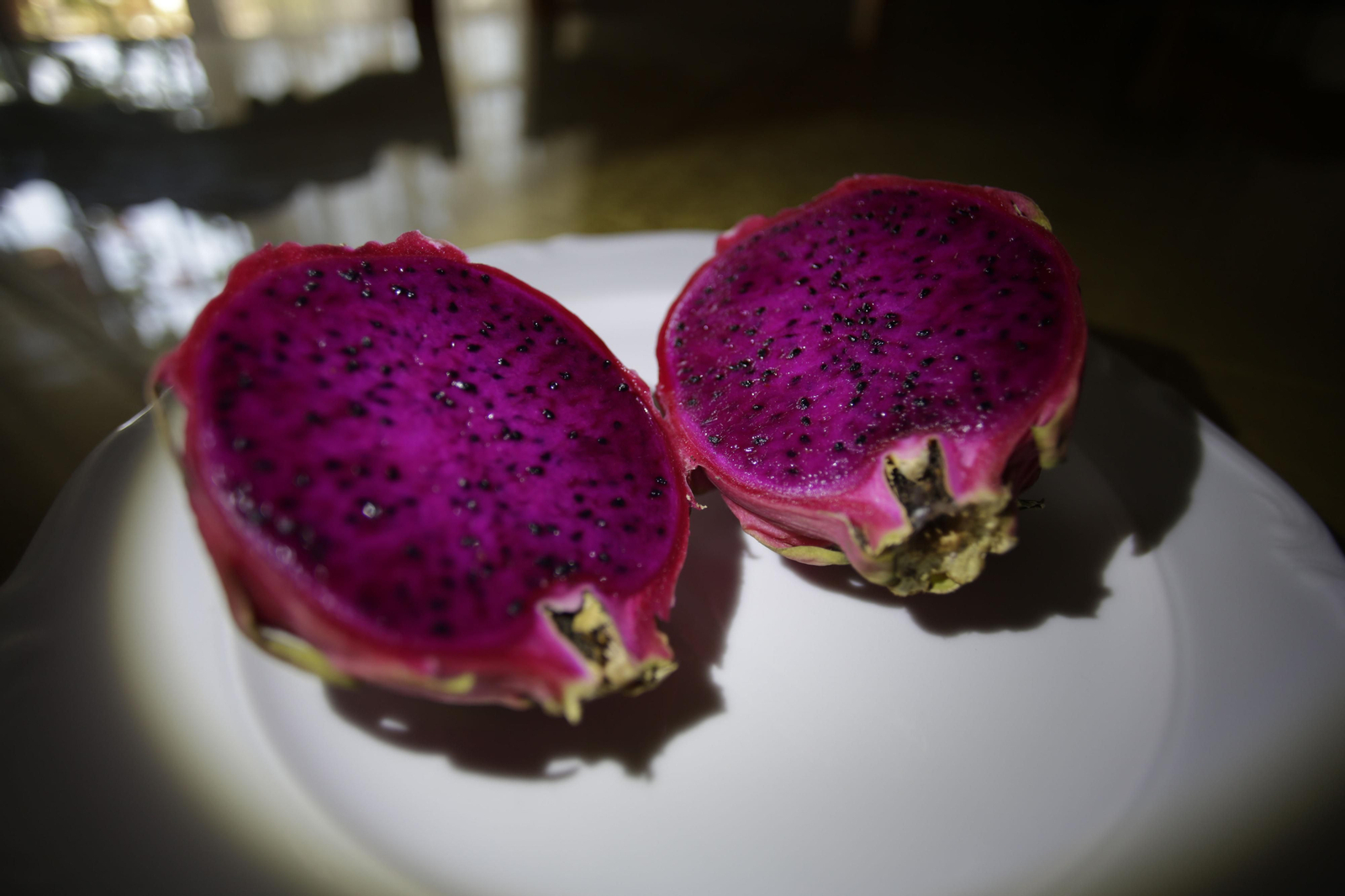 Una pitaya de pulpa morada abierta por la mitad