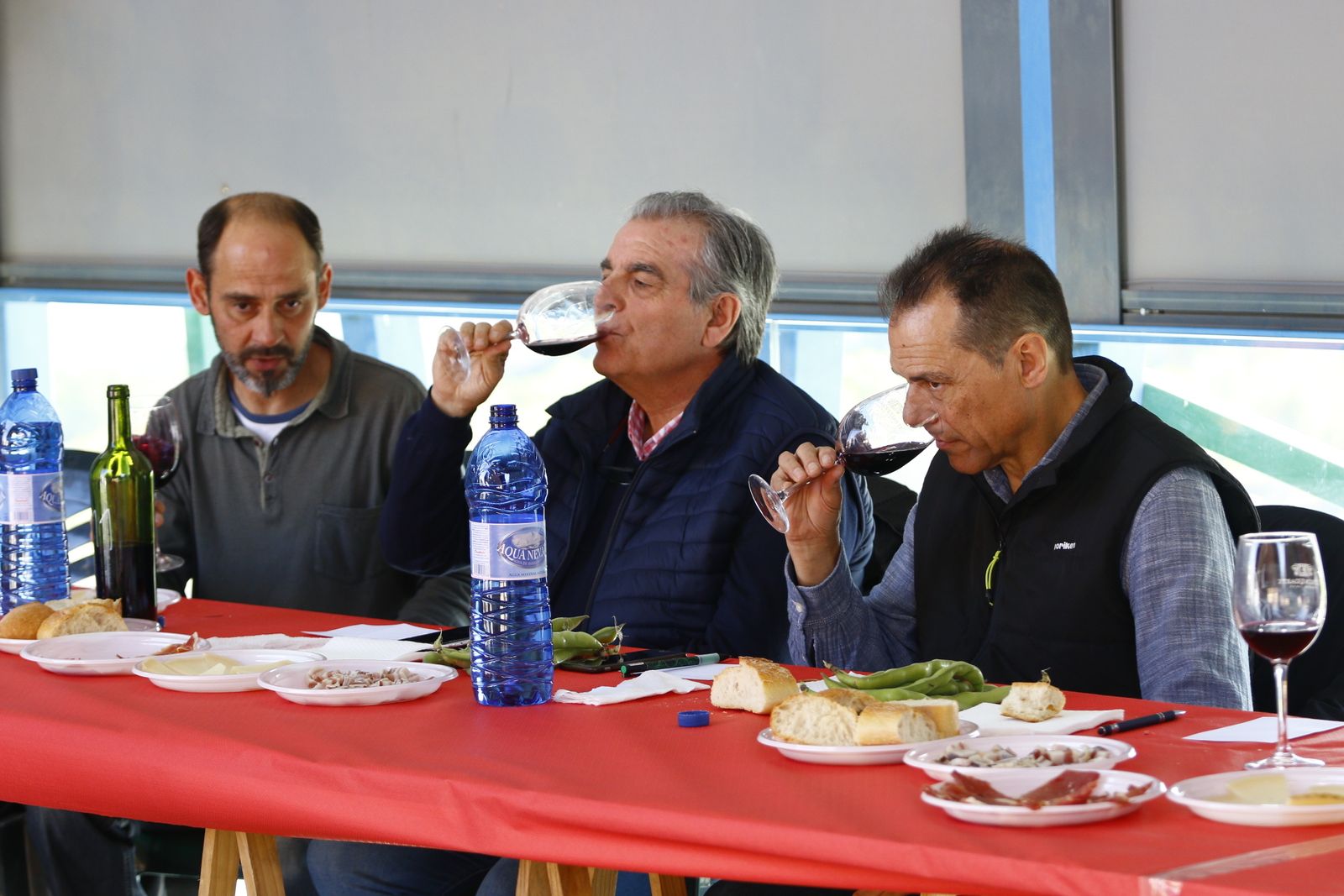 Miembros del jurado, durante la cata.