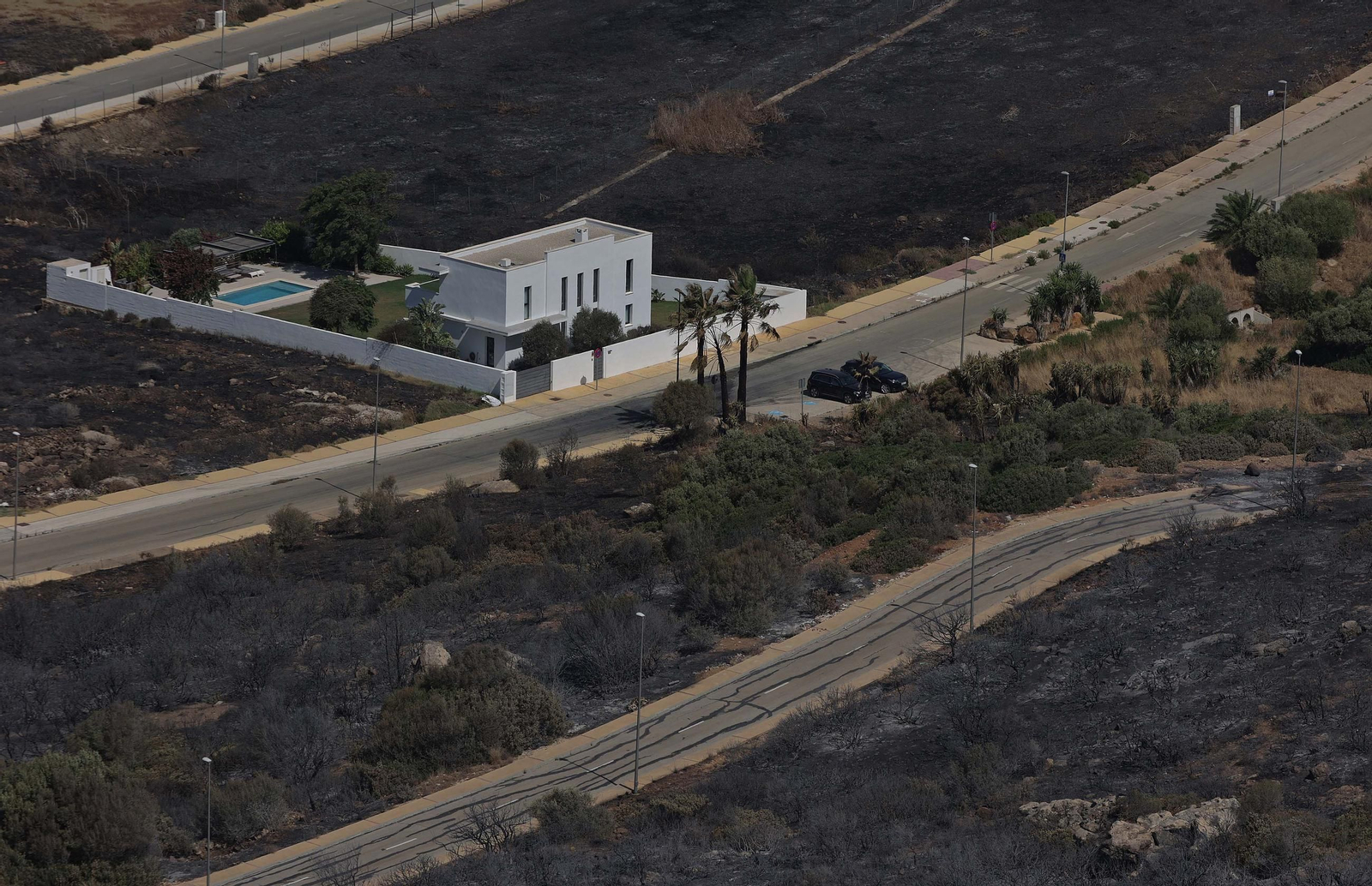 Así han quedado Atlanterra y Zahara de los Atunes tras el incendio forestal en la Sierra de la Plata de Tarifa