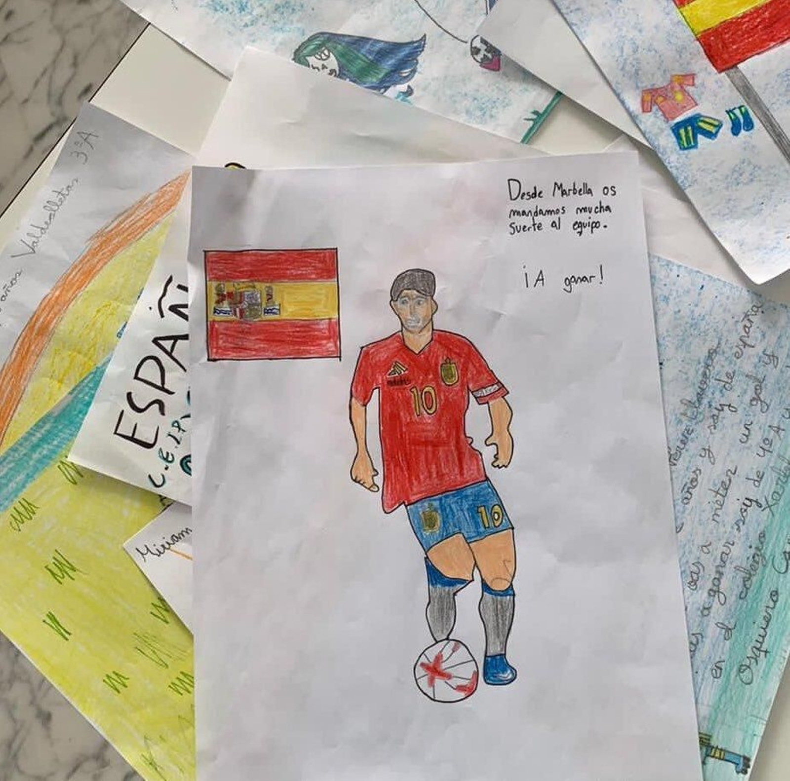 Montaje con la foto de Brahim de un niño marbellí.