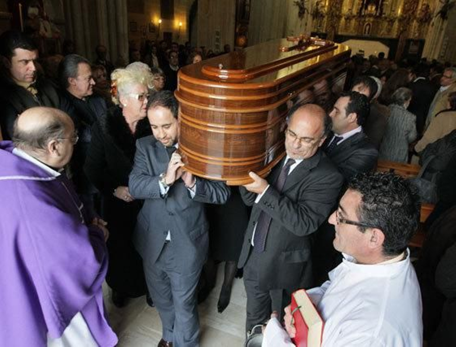 Familiares de Paco Toro portan el féretro a su salida de la iglesia de San Dionisio.   Foto: Miguel Angel Gonzalez