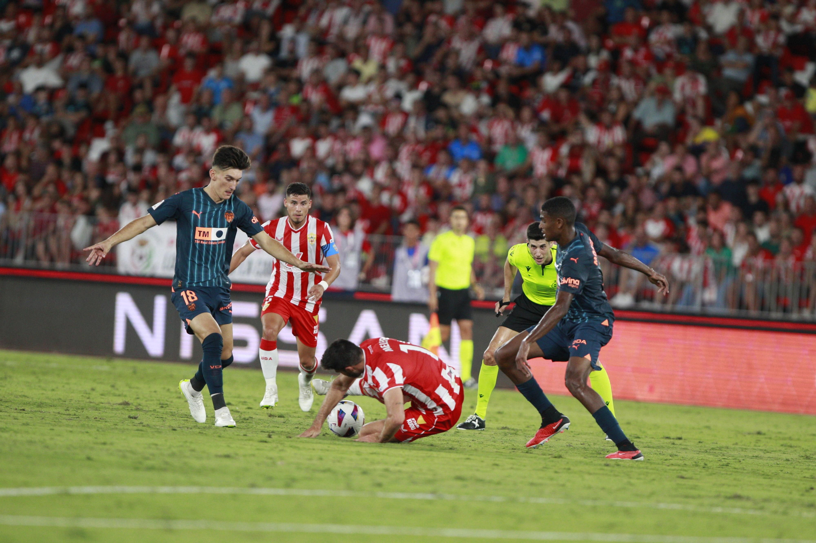 Imágenes del partido de La Liga Ea Sports U.D. Almería-Valencia C.F.