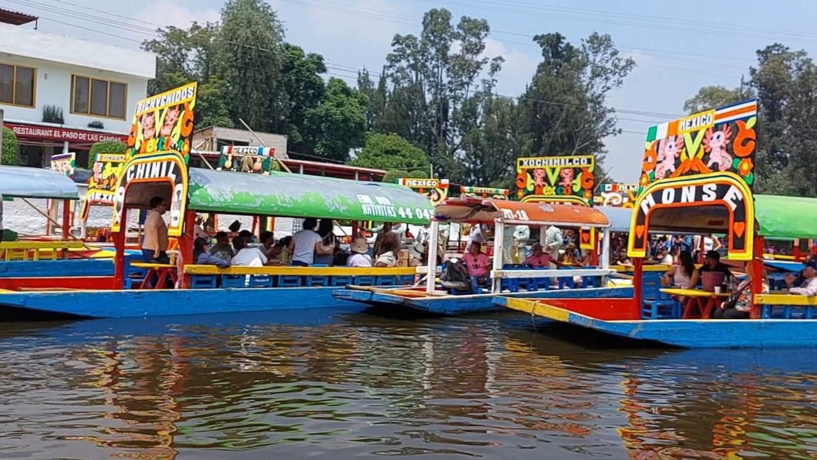 Los “chilangos” se divierten en las trajineras de Xochimilco. Los “chilangos” se divierten en las trajineras de Xochimilco.