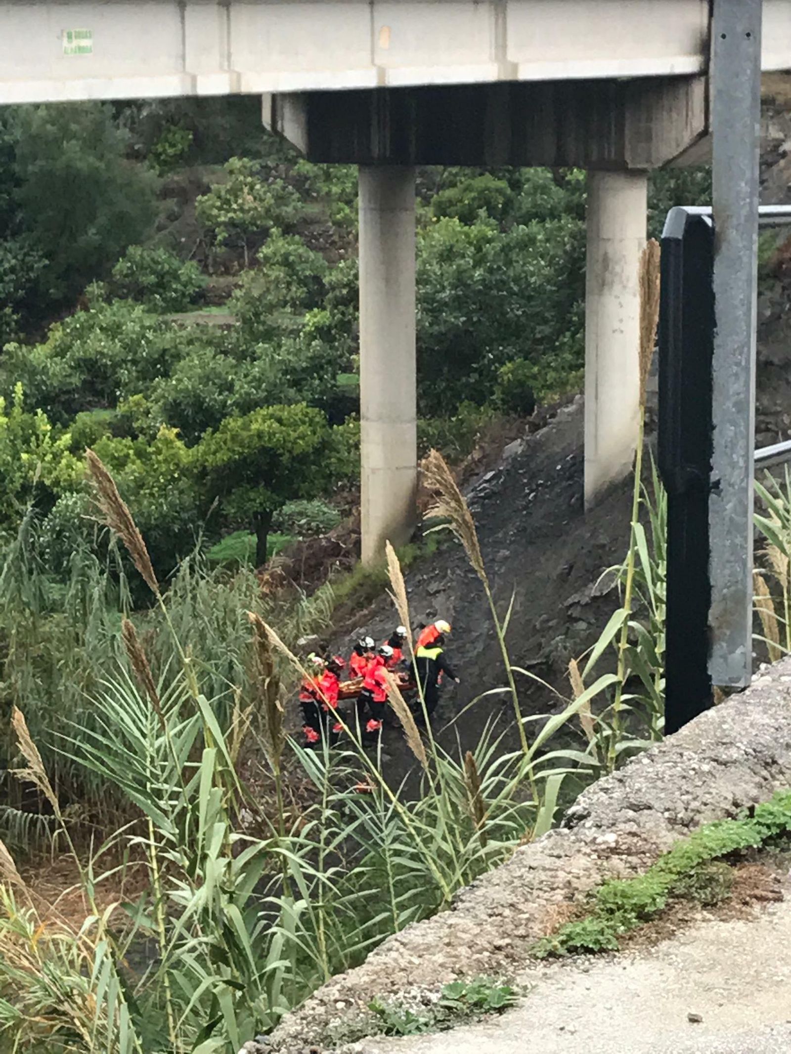 Bomberos evacuan al herido del lugar del accidente.