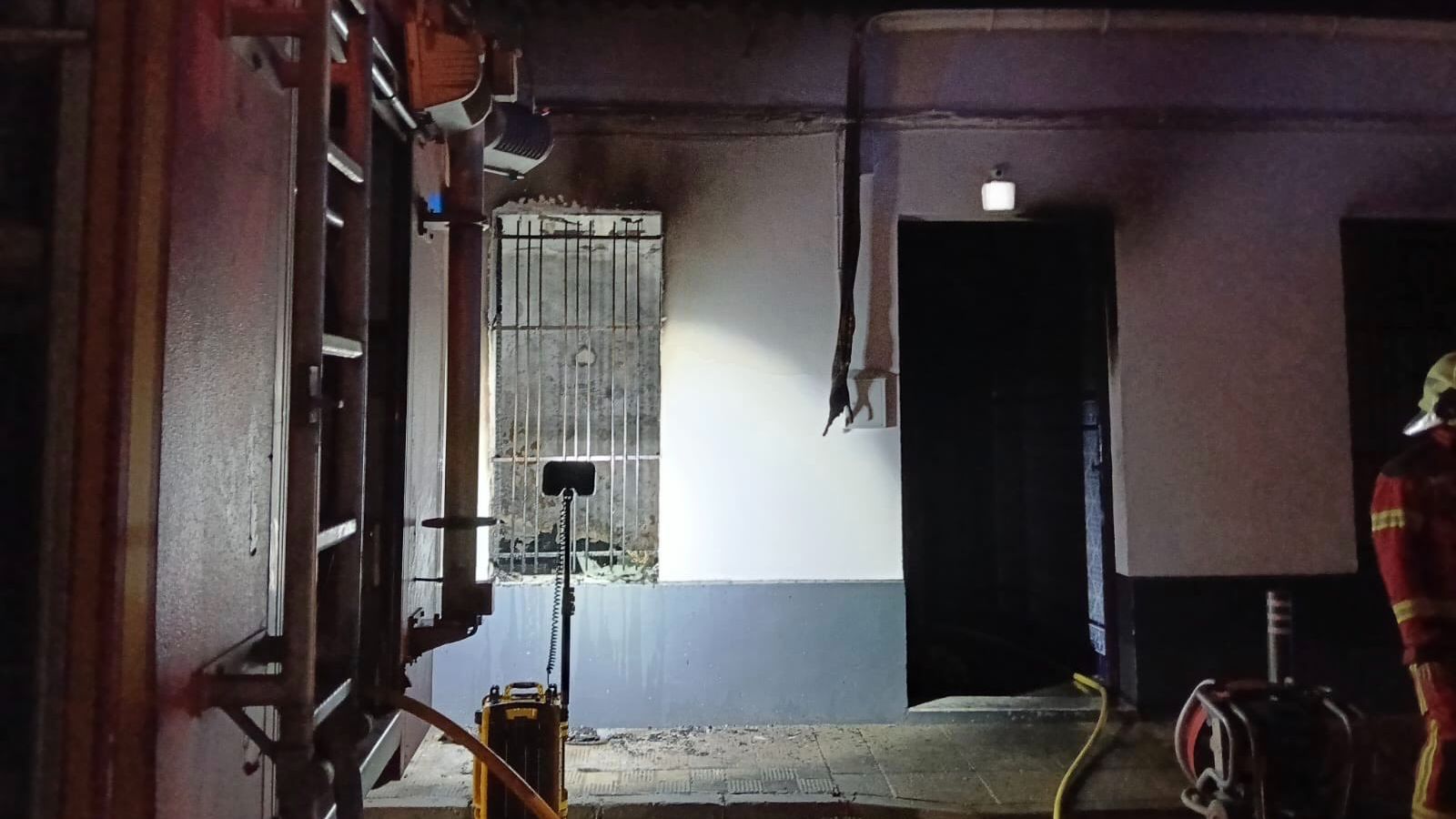 La casa incendiada en Pilas.