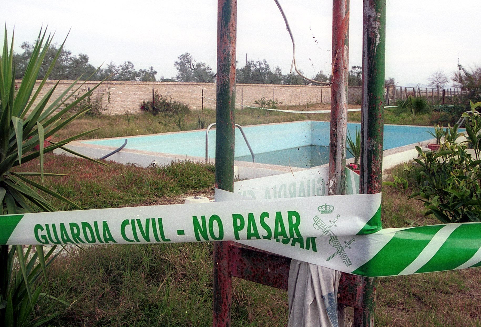 Cordón de la Guardia Civil en la piscina de una vivienda unifamiliar en una imagen de archivo.