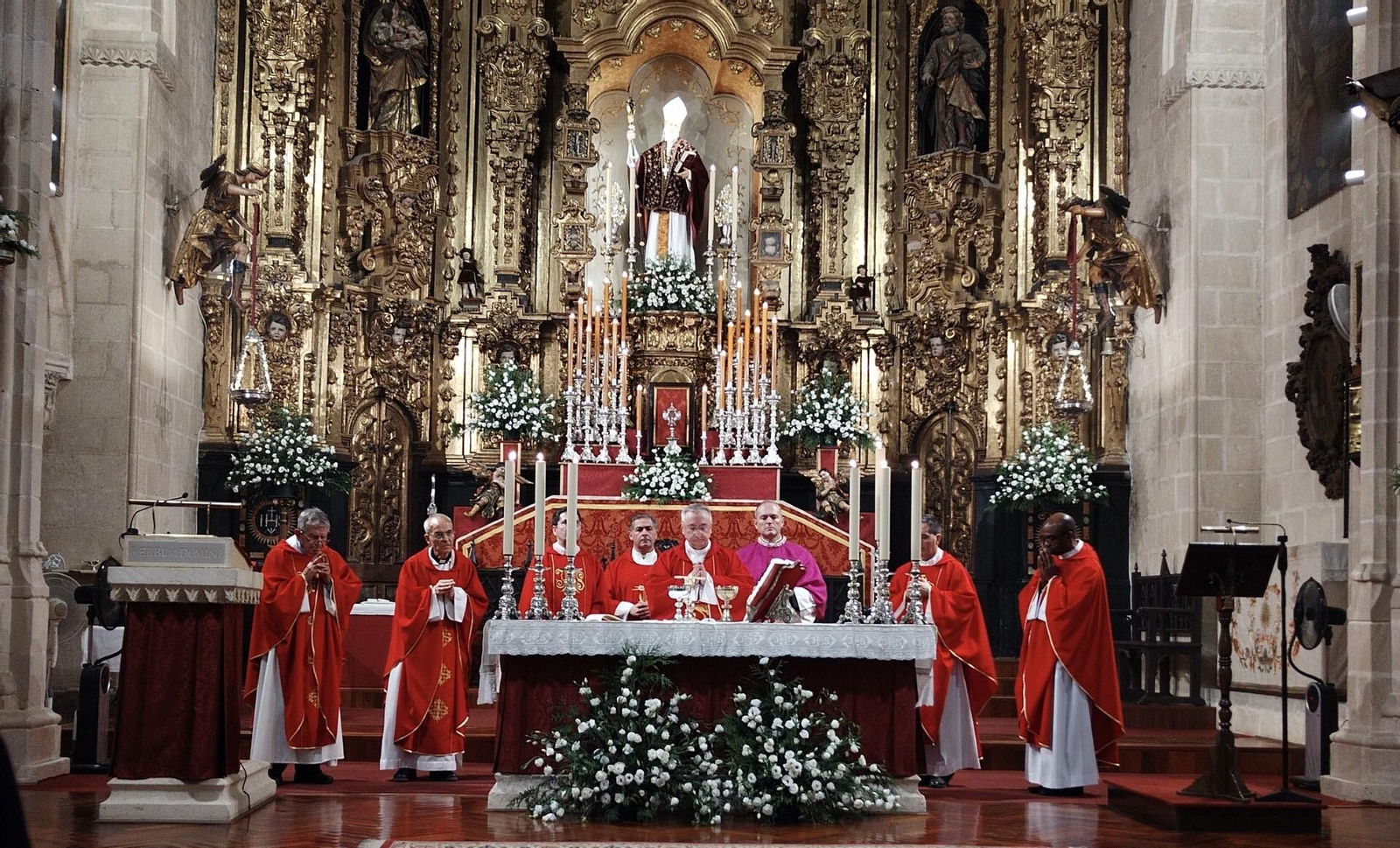Don José Rico Pavés, presidiendo la Eucaristía del pasado lunes 9, en la iglesia de San Dionisio.