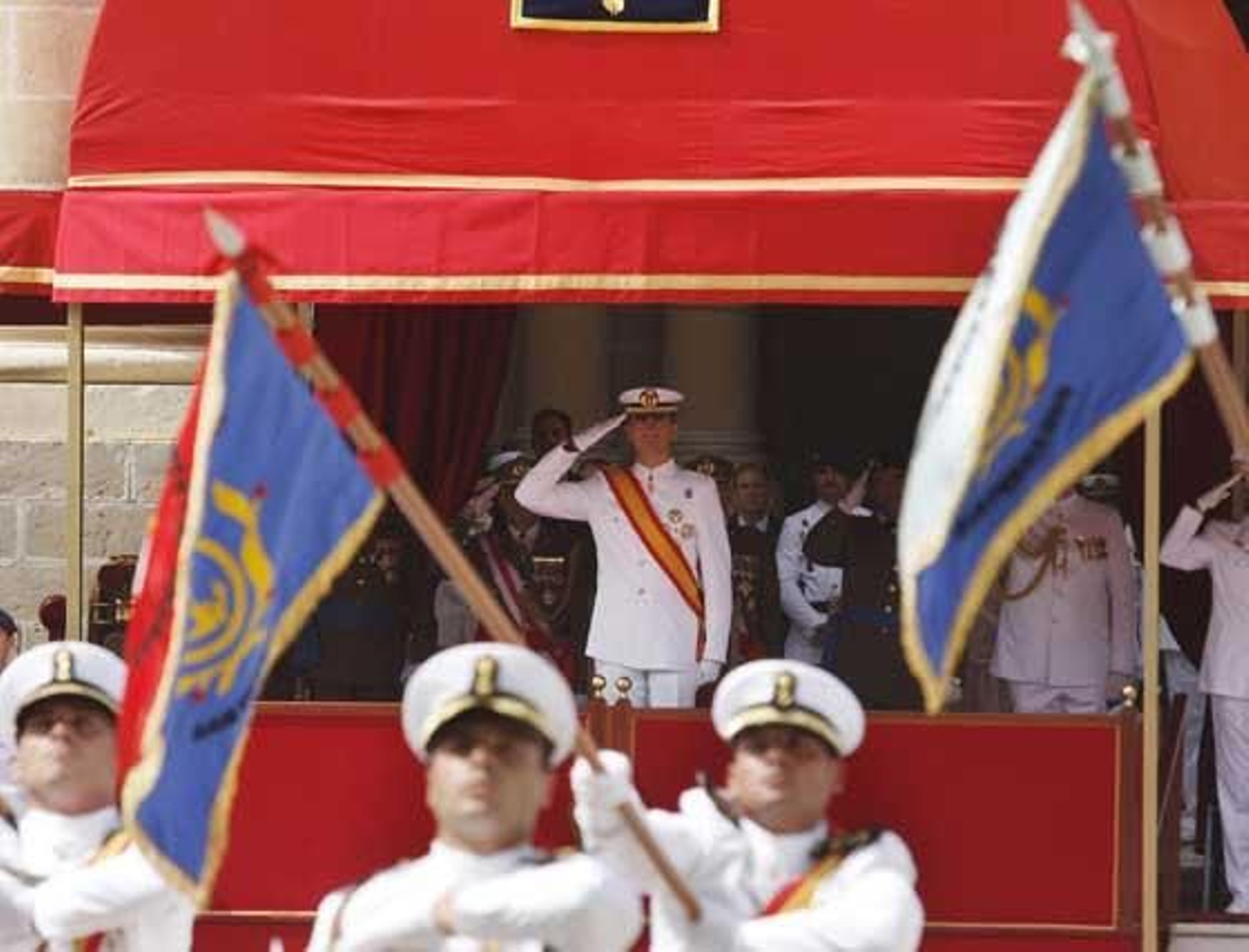 El Príncipe preside en La Isla la entrega de los Reales Despachos a los números uno del Cuerpo General de la Armada.

Foto: Nuria Reina