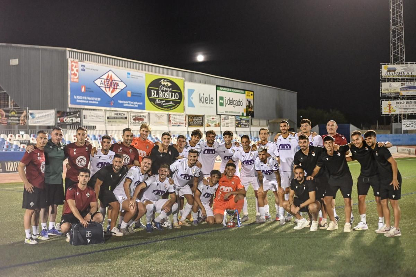 El plantel blanco posa con el Trofeo Machaco en el Paquito Giménez.