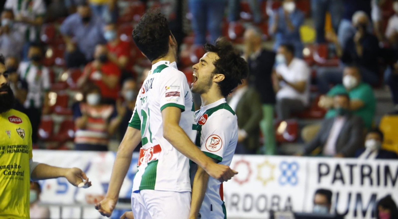 Zequi y Pablo del Moral celebran eufóricos uno de los goles del Córdoba Futsal al Levante.