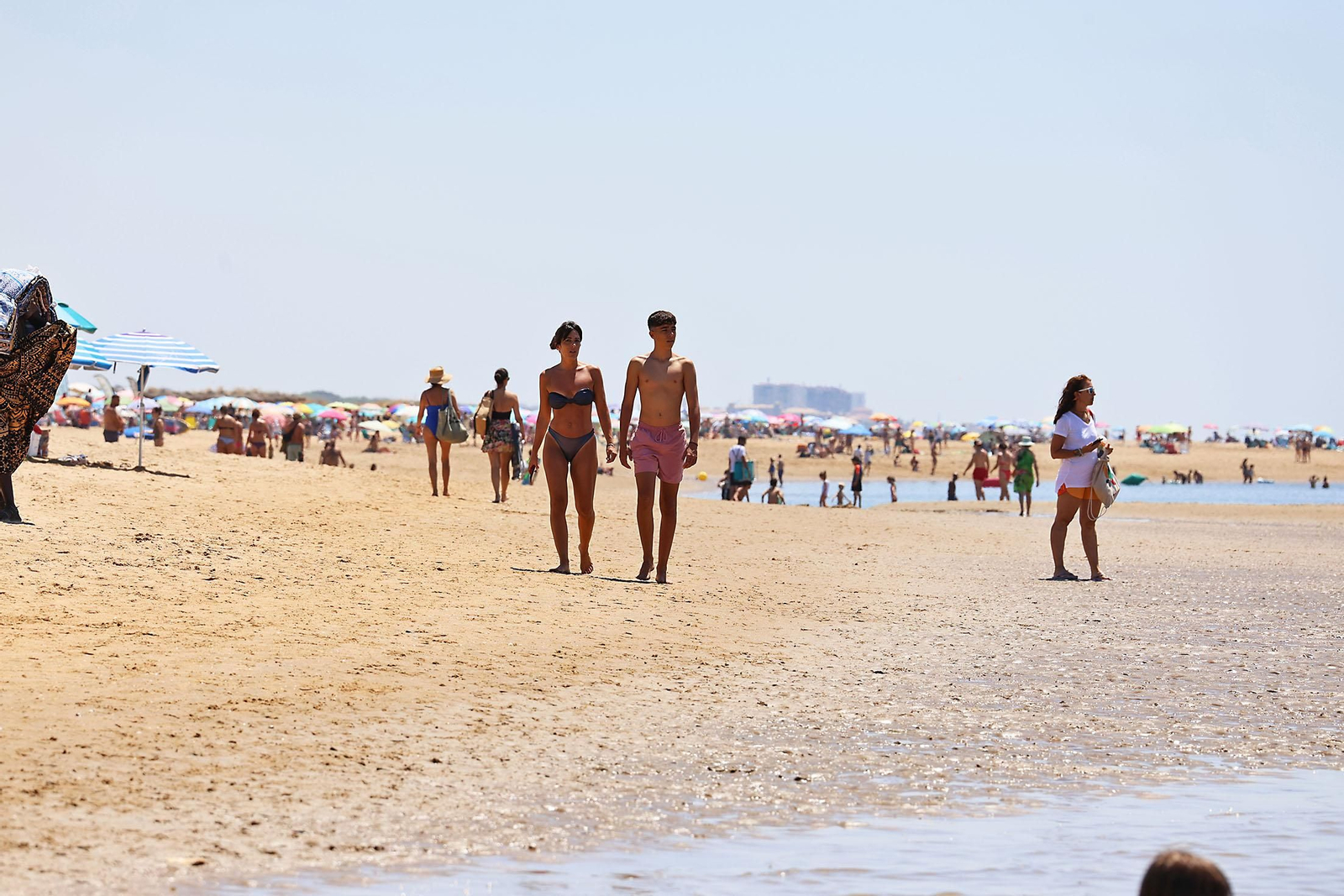Ambiente en las playas de Huelva en la mañana de domingo