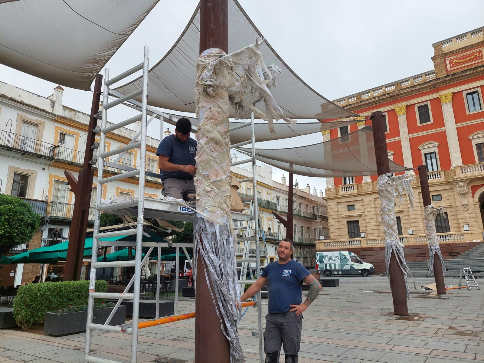 Algunas momias ya escoltan la plaza del Rey.