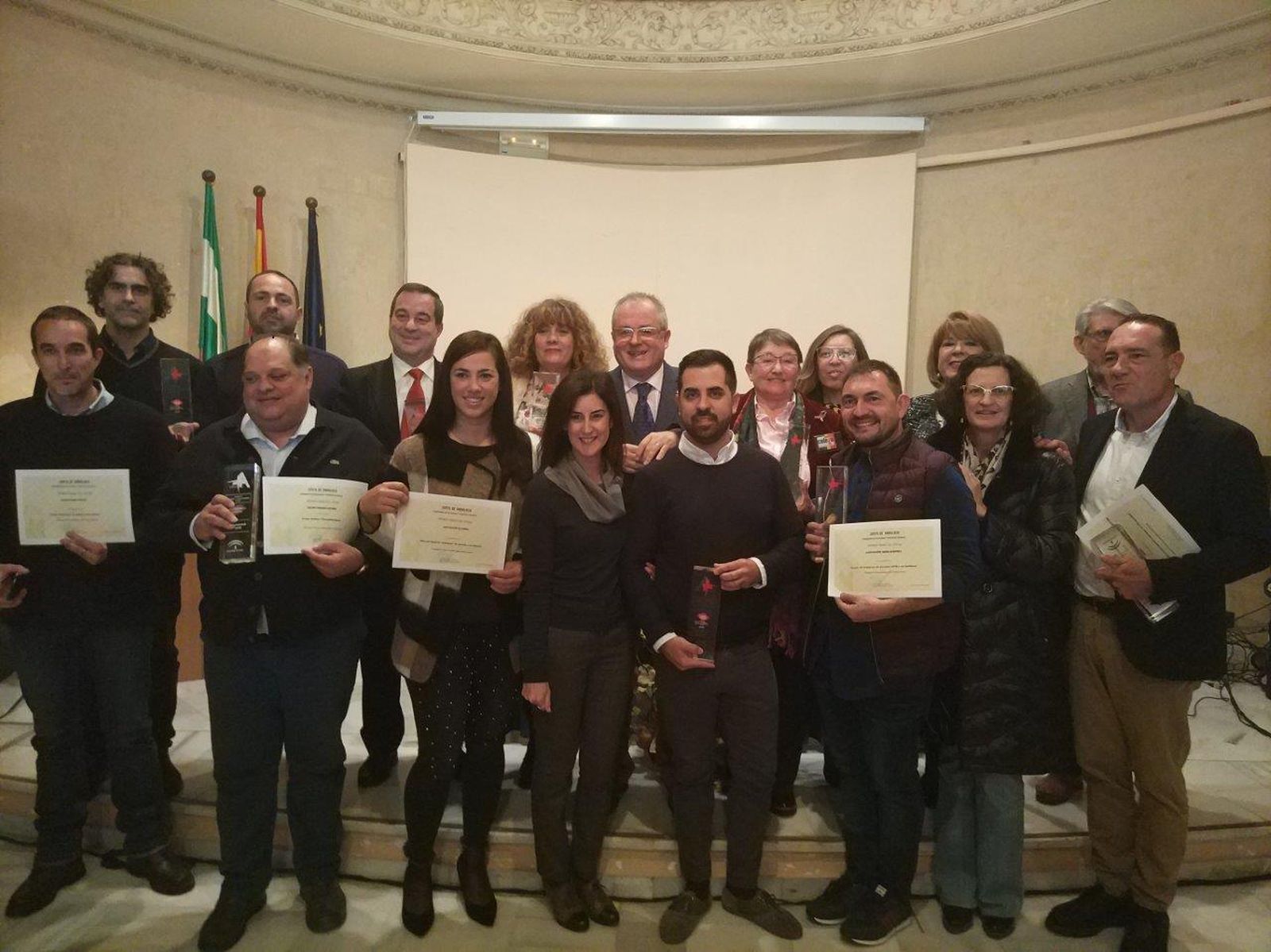 Foto de familia de los galardonados.