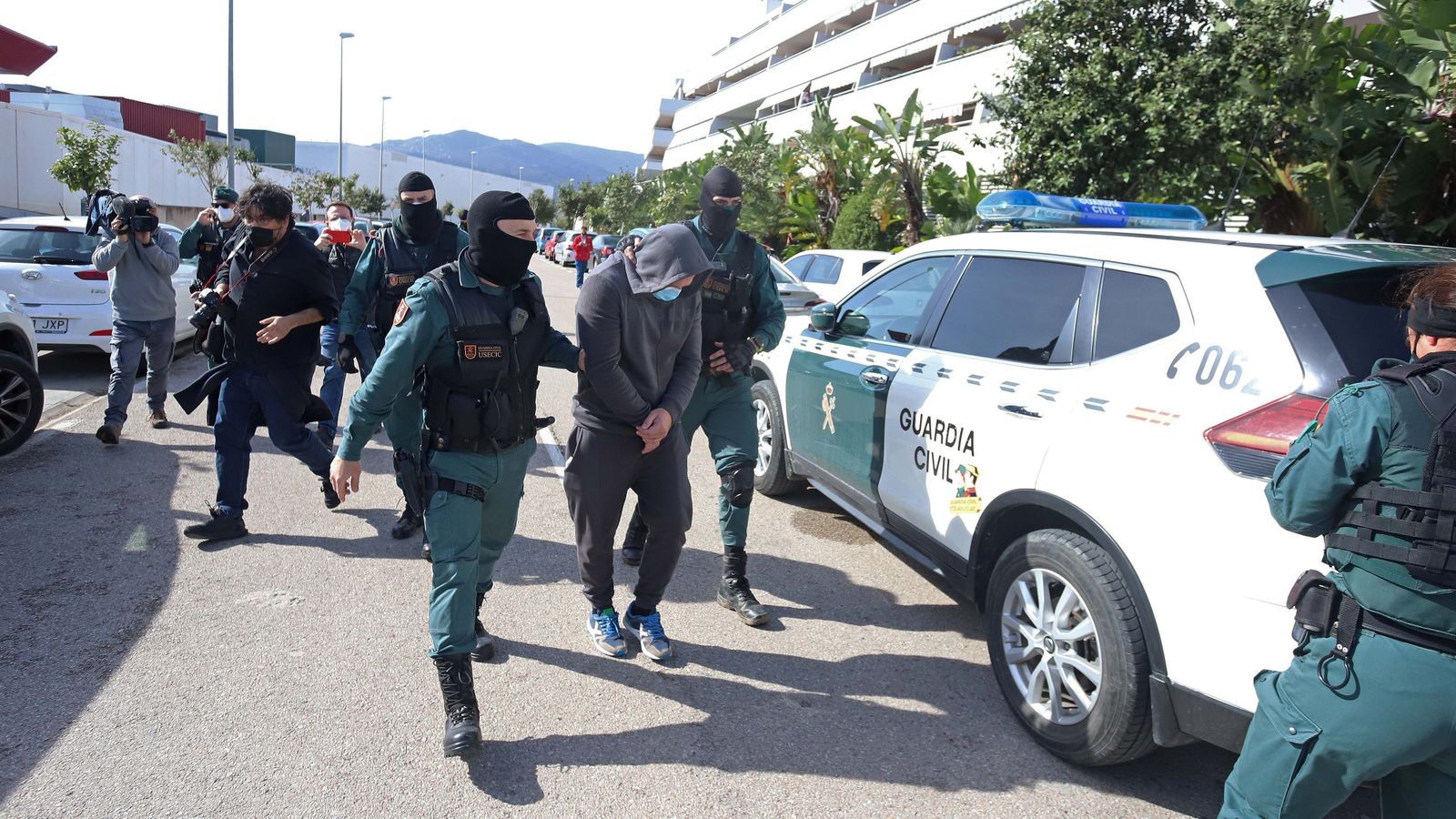 Registro de la Guardia Civil en el centro comercial Puerta Europa en Algeciras