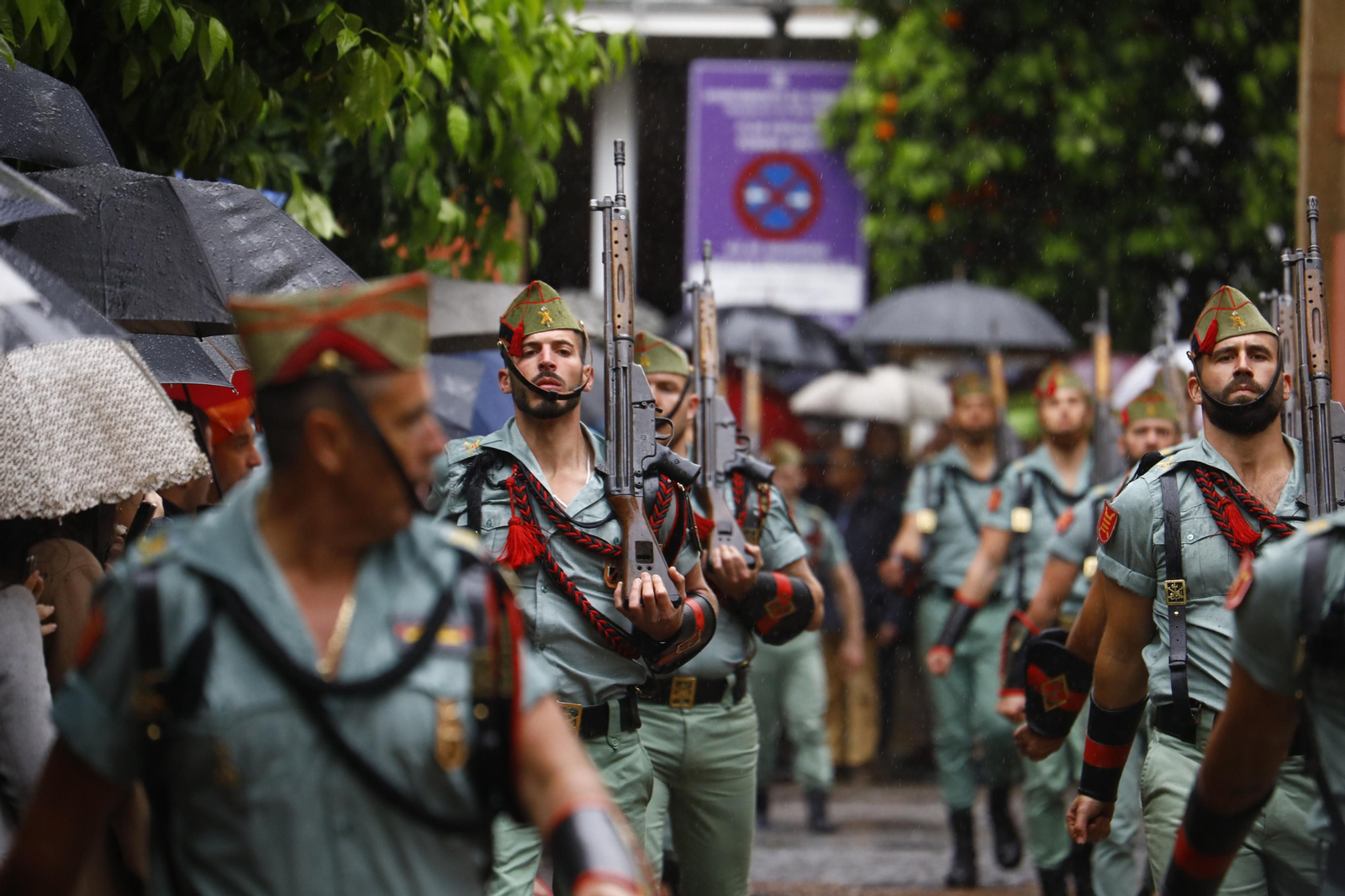 Las mejores imágenes del vía crucis de la Caridad de Córdoba con la Legión en este Viernes Santo