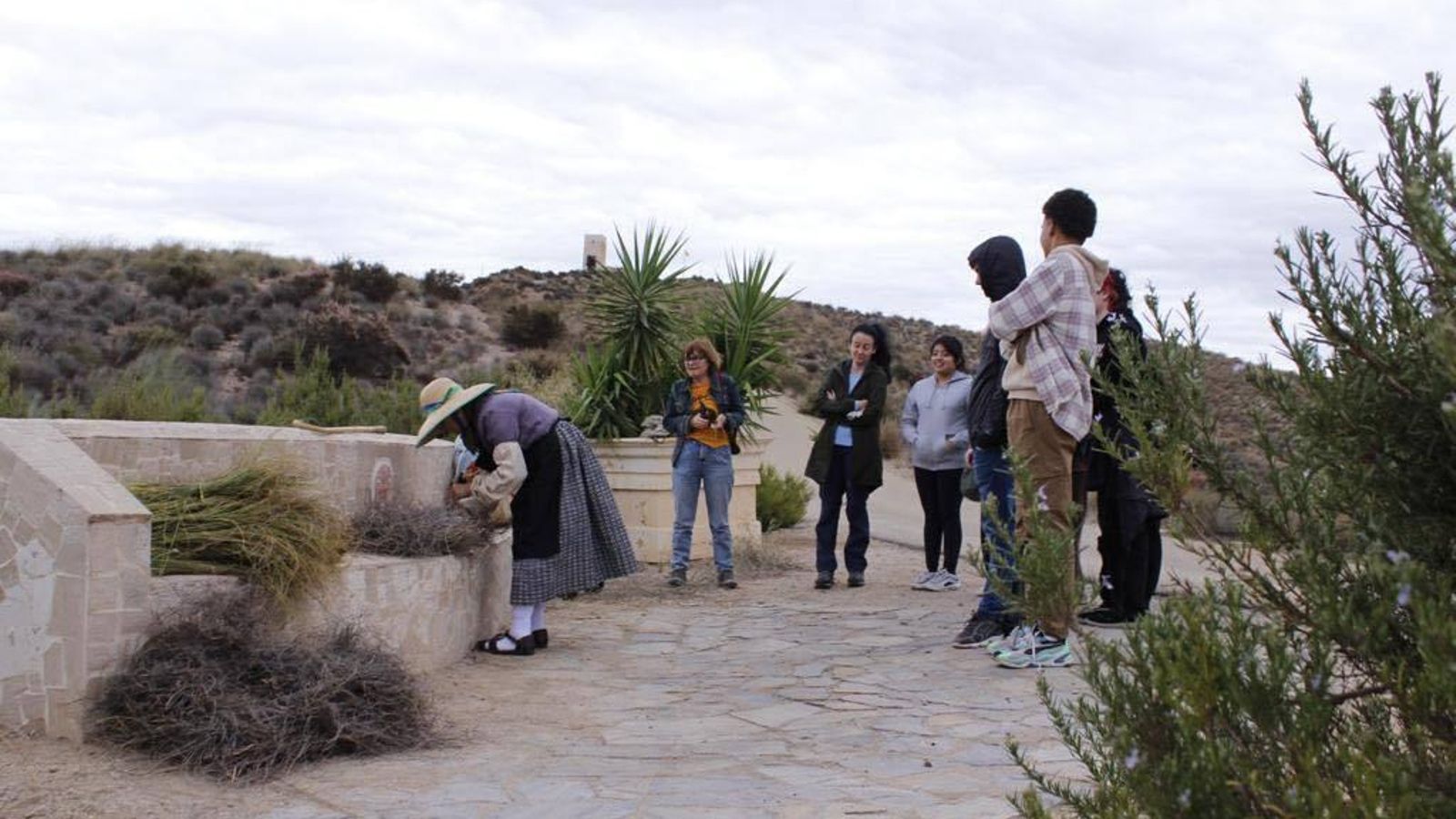Un taller que llega a estudiantes para enseñar un arte ancestral.