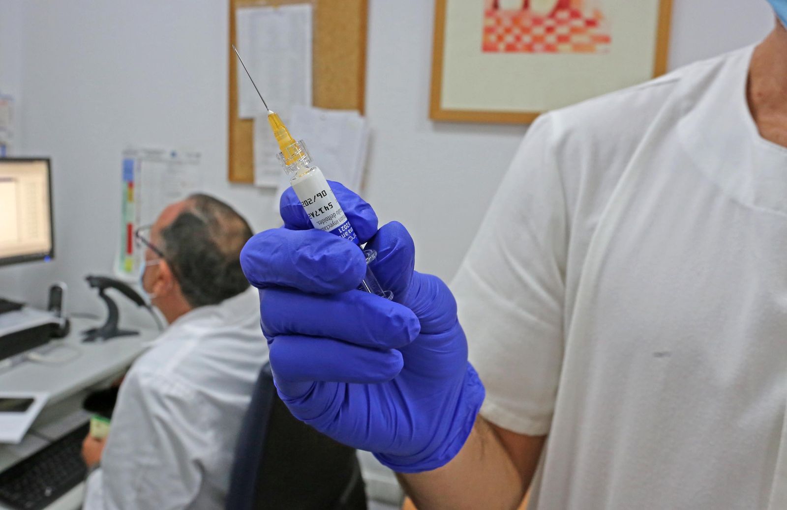 Un enfermero jerezano con una vacuna de la gripe.