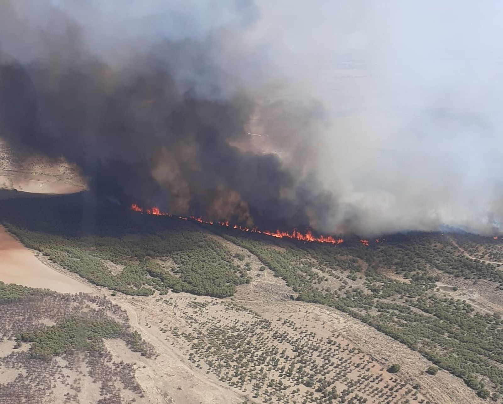 Incendio declarado en Belalcázar visto desde el aire.
