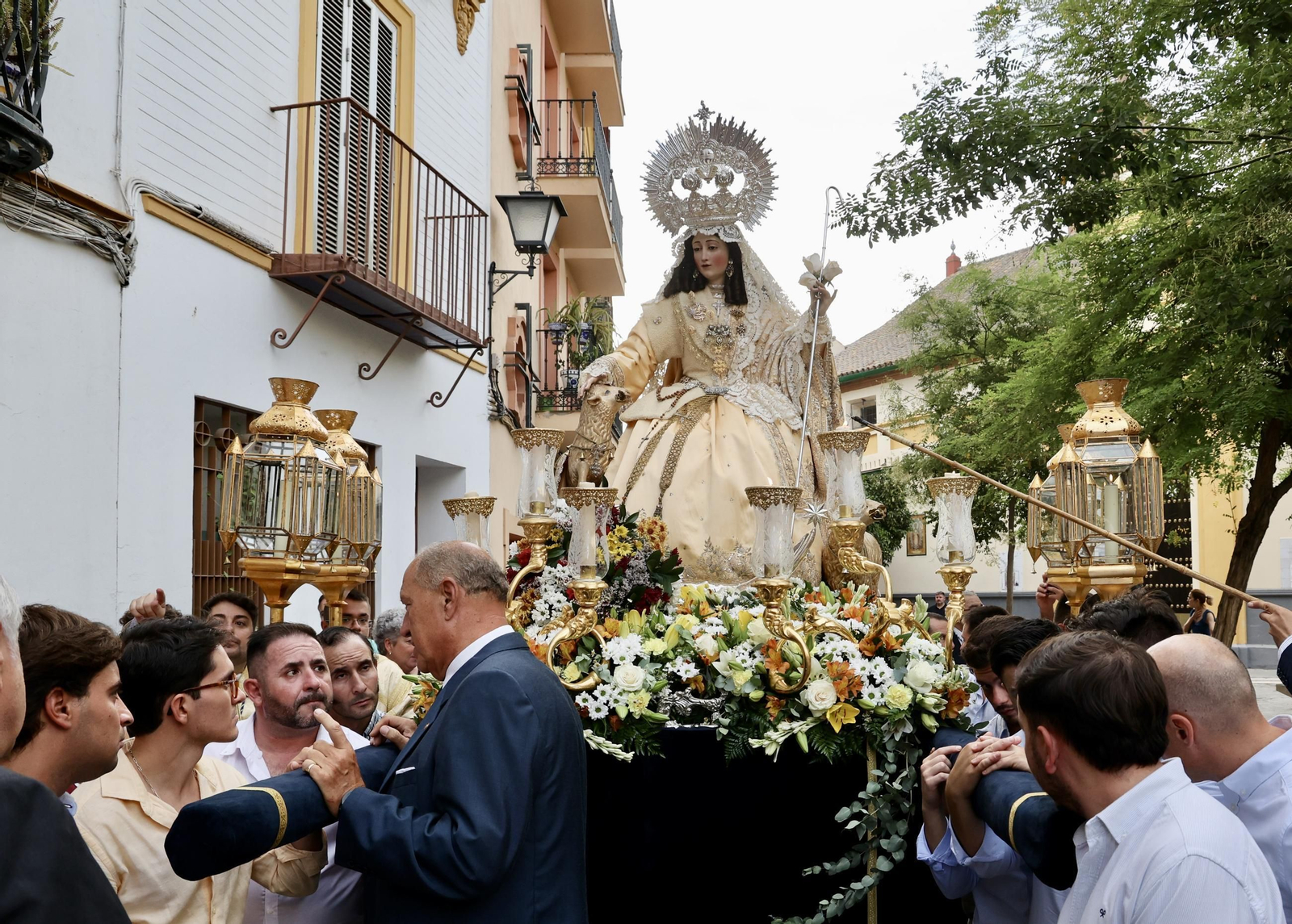 El traslado de la Pastora de Santa Marina a la parroquia de San Pedro, en imágenes