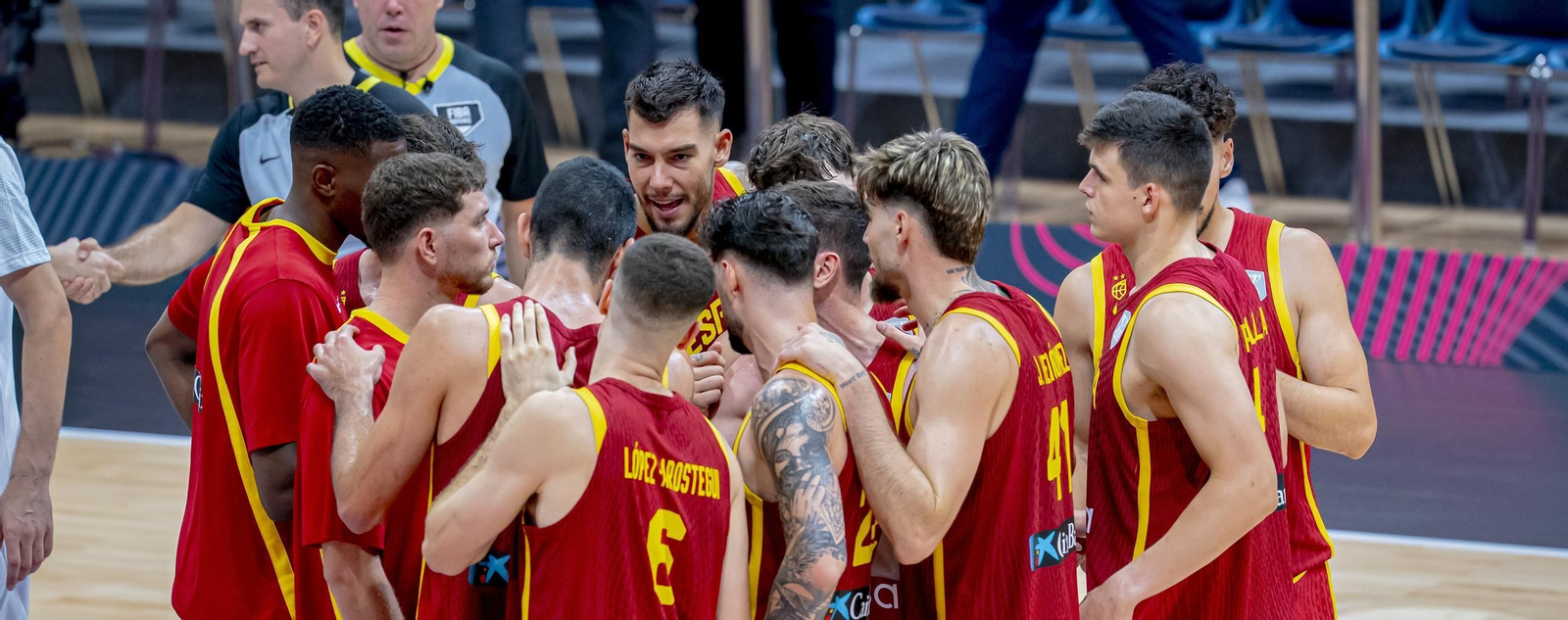 Los jugadores de la selección española intentan animarse tras la dolorosa derrota.