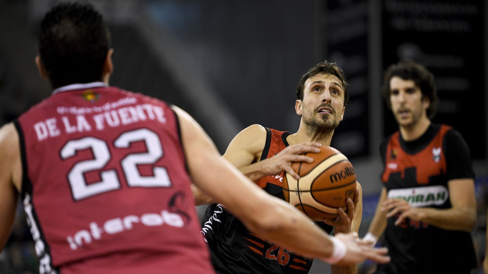 Carlos de Cobos intenta una penetración a canasta en un duelo del Covirán.