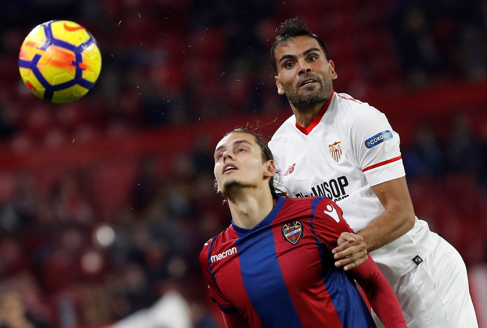Gabriel Mercado salta por encima de Enes Unal en un partido ante el Levante.