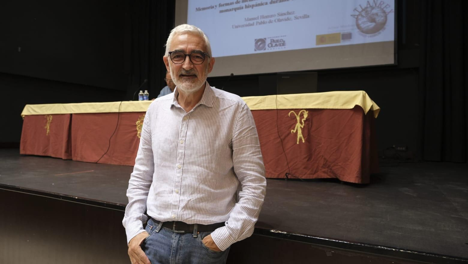 El historiador Manuel Herrero durante su conferencia en Vélez Blanco.