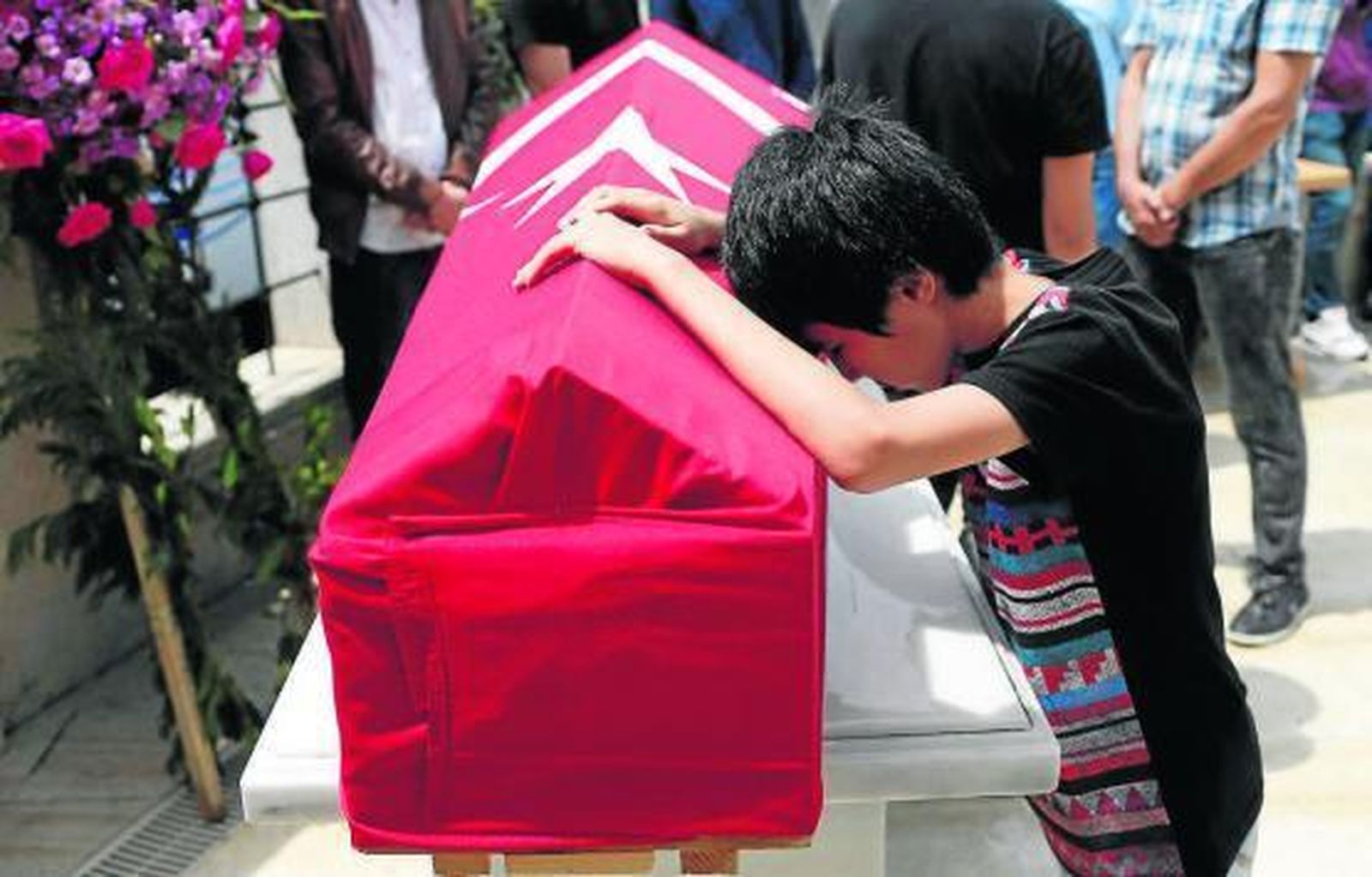 Un niño llora ayer ante el féretro de un familiar muerto en el atentado del martes en Estambul.