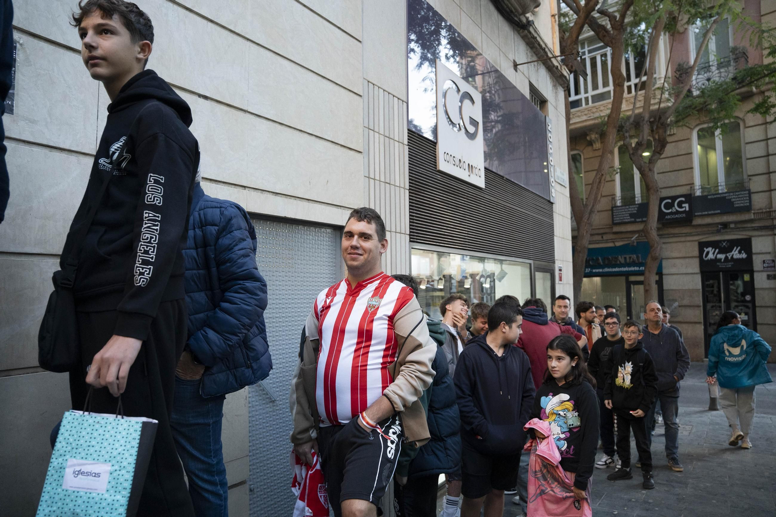 Las imágenes del encuentro con los aficionados de Monte y Bonini en el Paseo de Almería