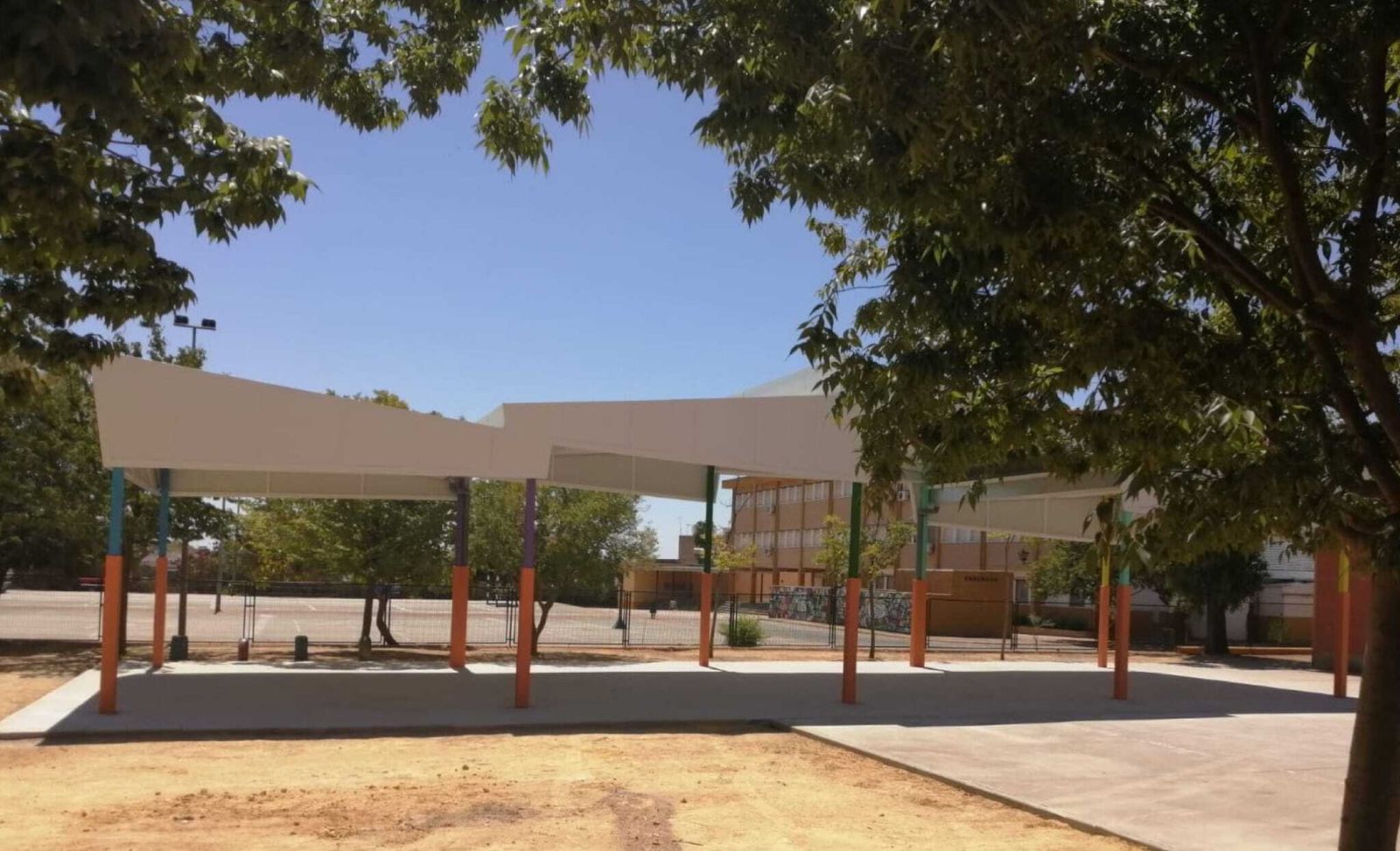 Porche construido en uno de los colegios de Alcalá de Guadaíra.