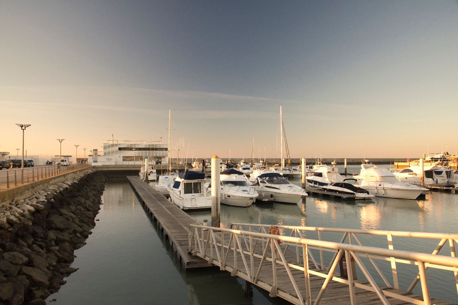 Una instantánea de las instalaciones del puerto pesquero y deportivo de Chipiona.