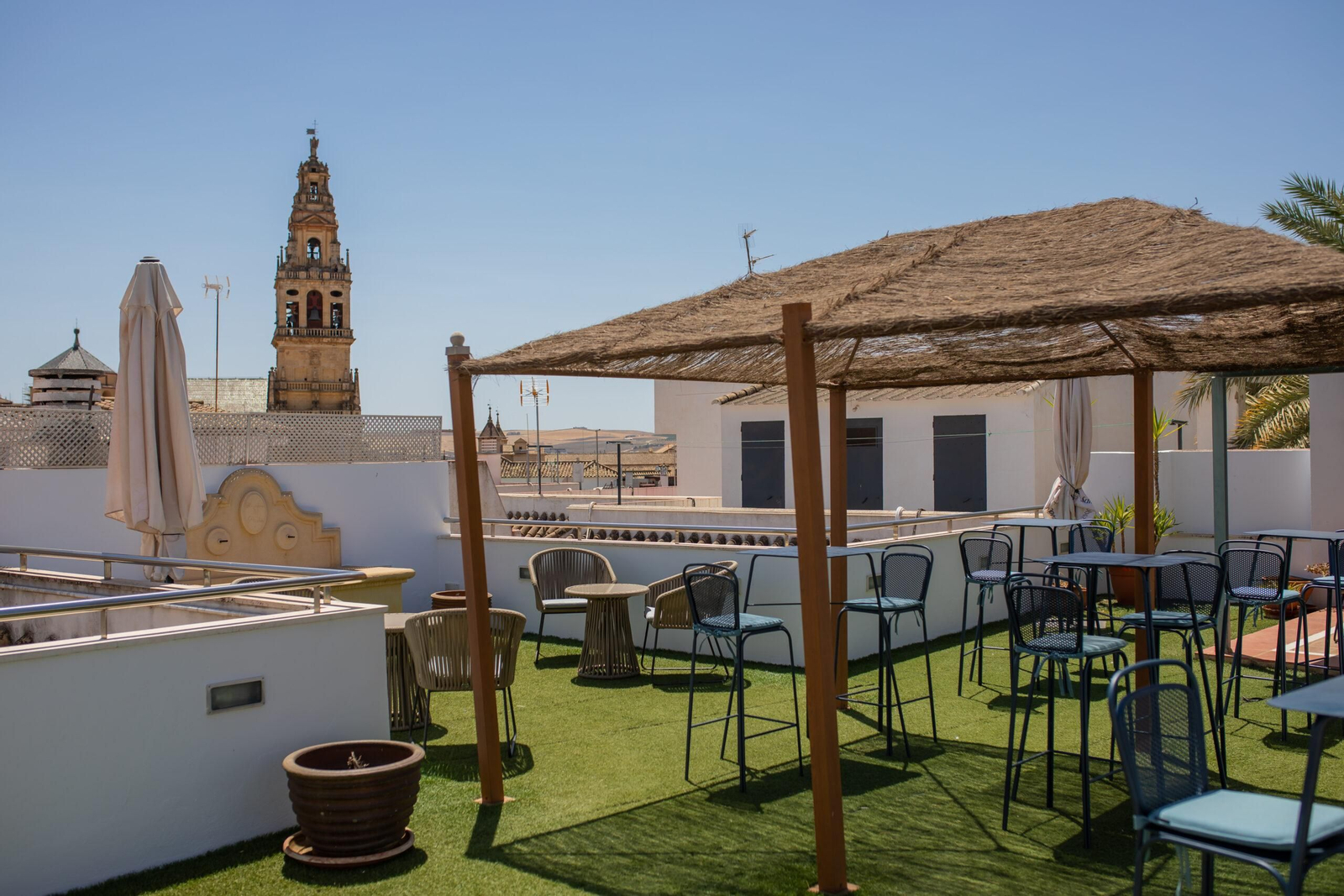 El singular hotel al que se accede a través de un patio cordobés El singular hotel al que se accede a través de un patio cordobés