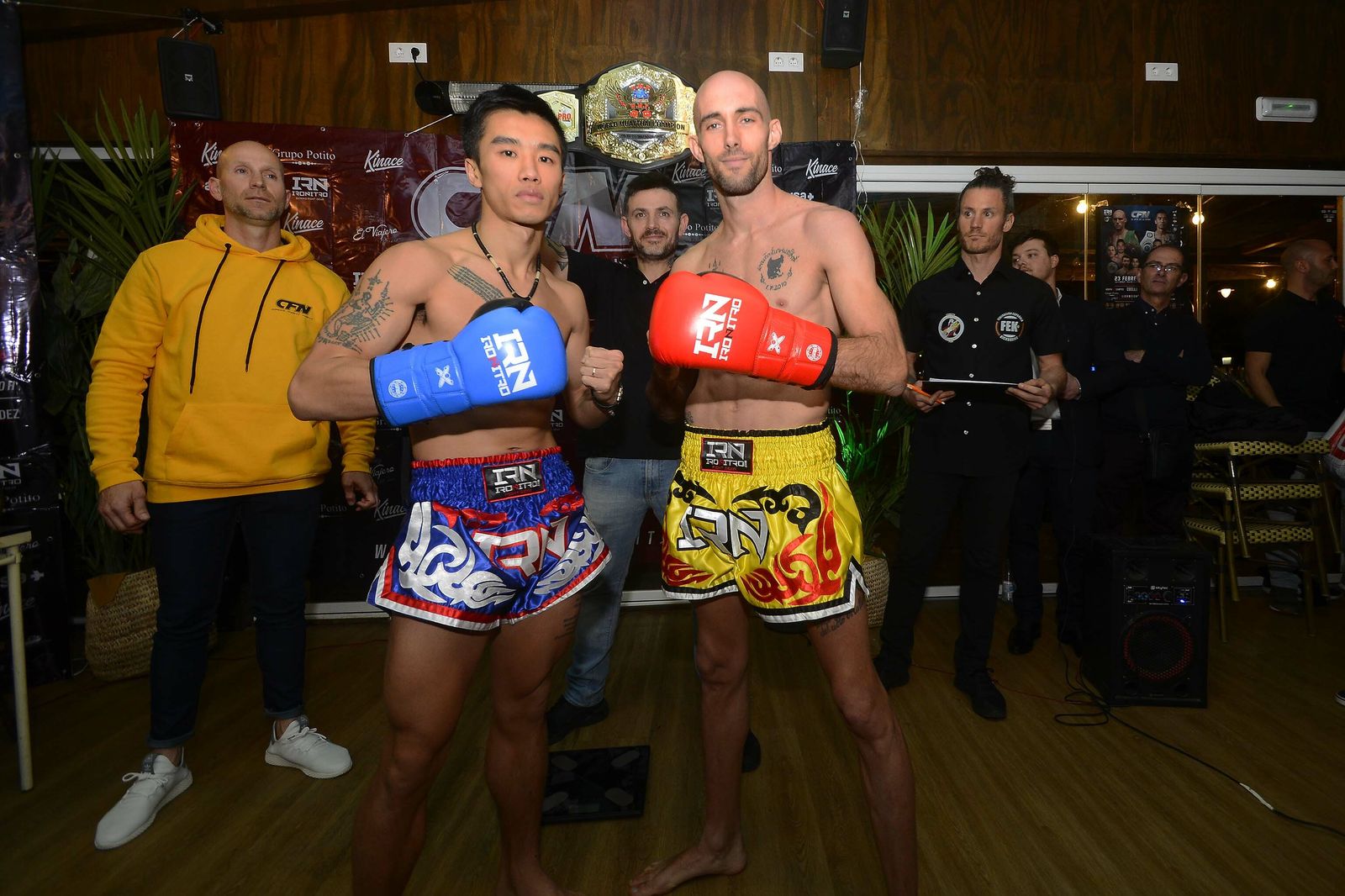 Leung y Coello, rivales esta noche, posan juntos durante el acto de control de peso.