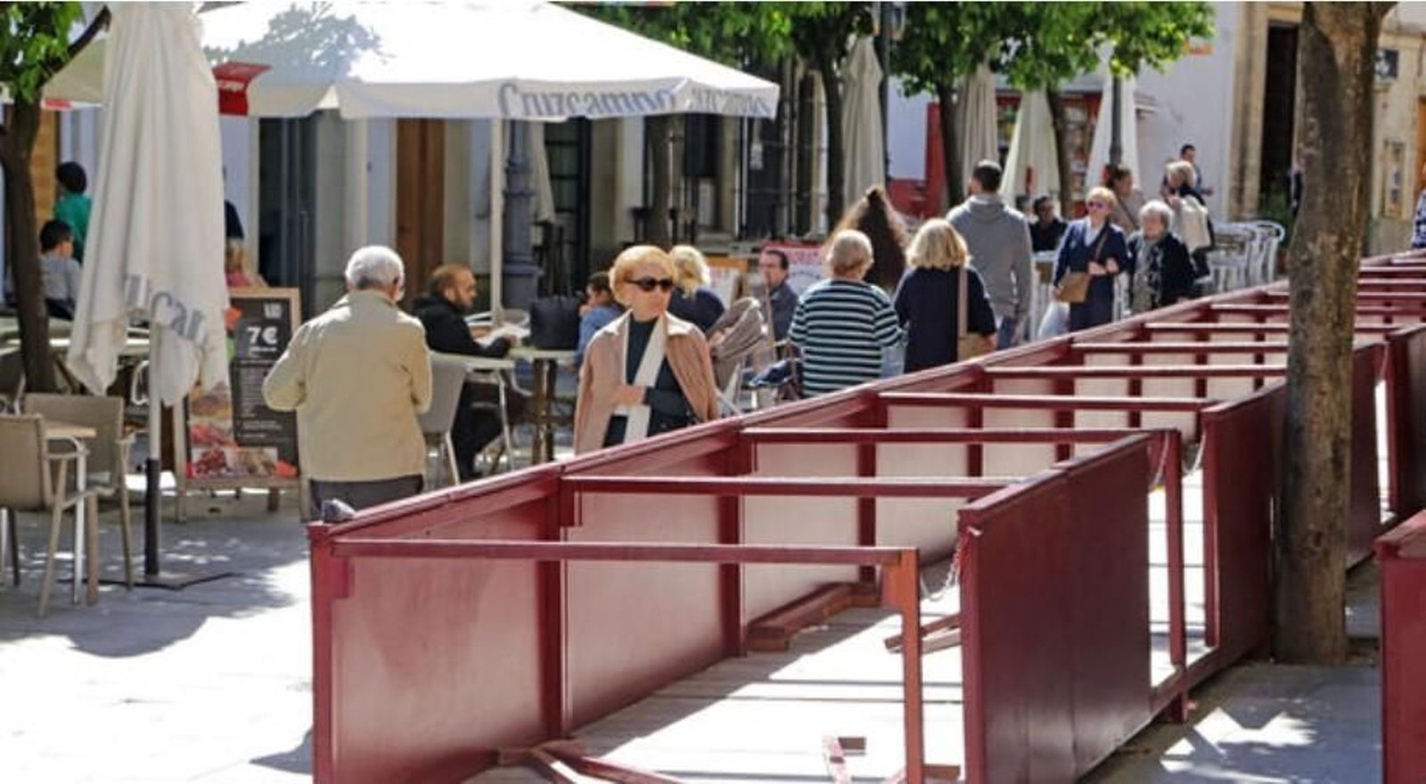 Imagen de archivo del montaje de los palcos de la Carrera Oficial junto a la terraza de un bar del centro.
