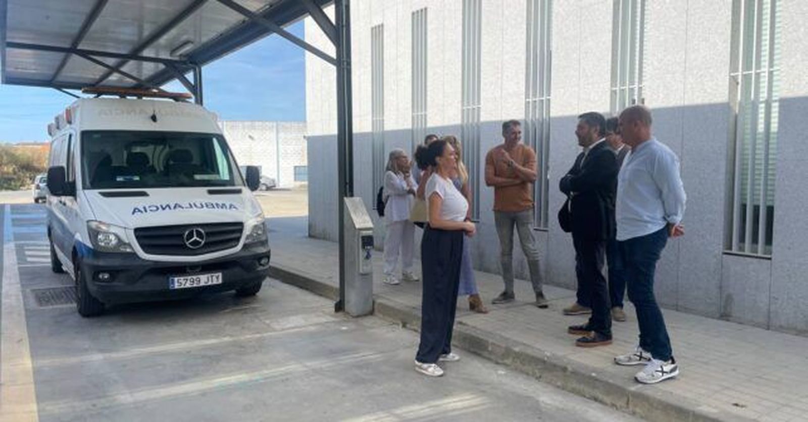 Algunos miembros socialistas en el centro de salud de Gibraleón.