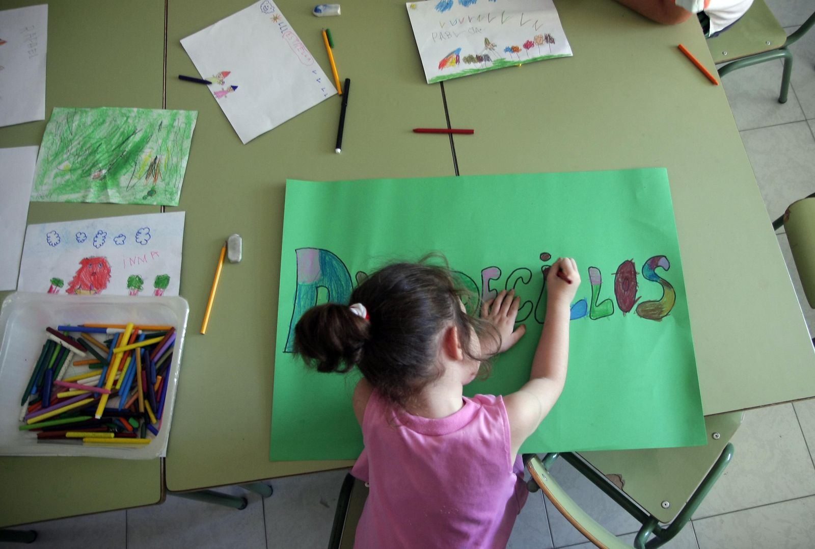 Una alumna participa de un taller de manualidades que se desarrolla en un colegio durante el verano.