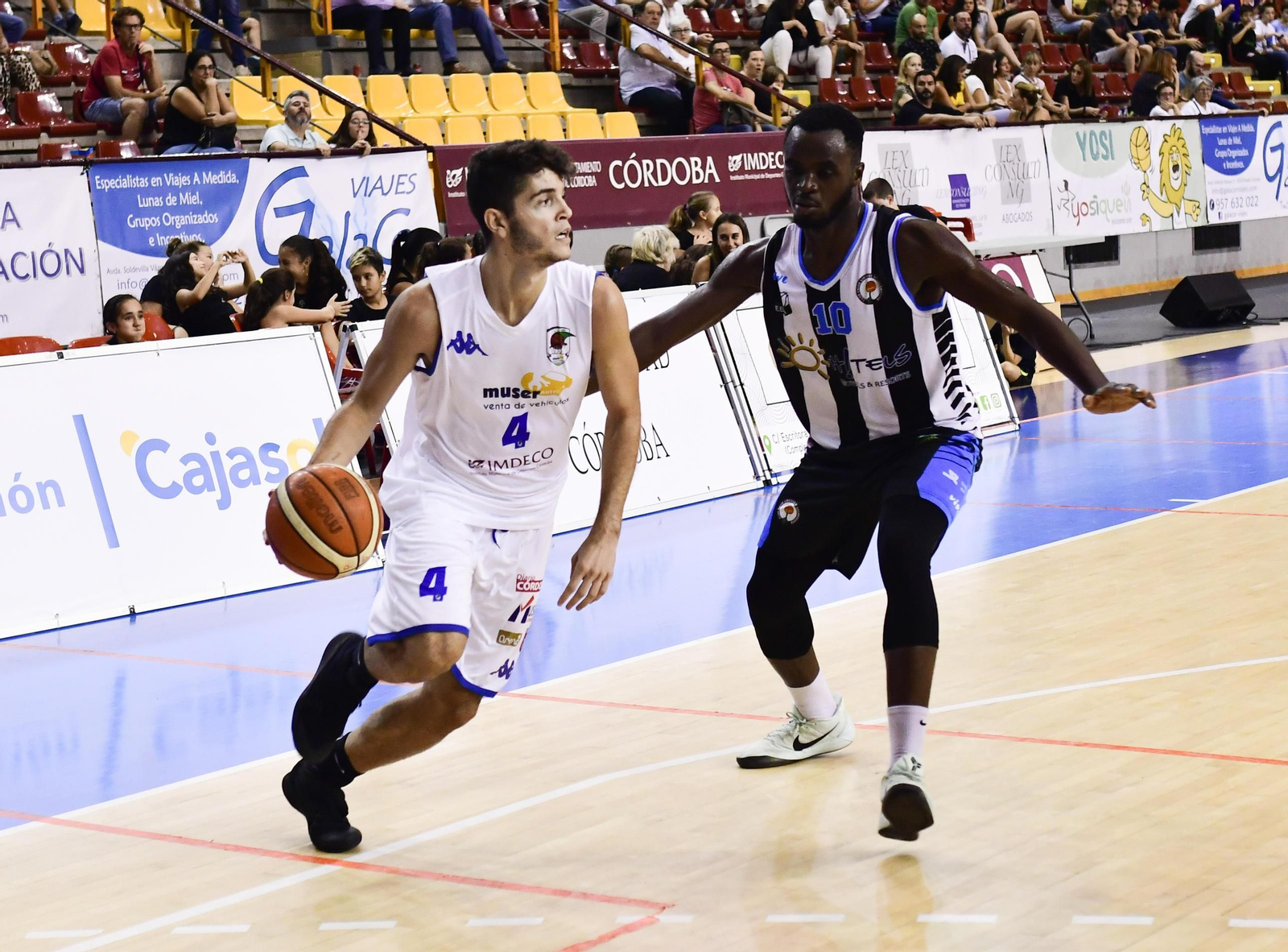 Acquah-David (derecha) durante el Córdoba-ULB de la primera jornada