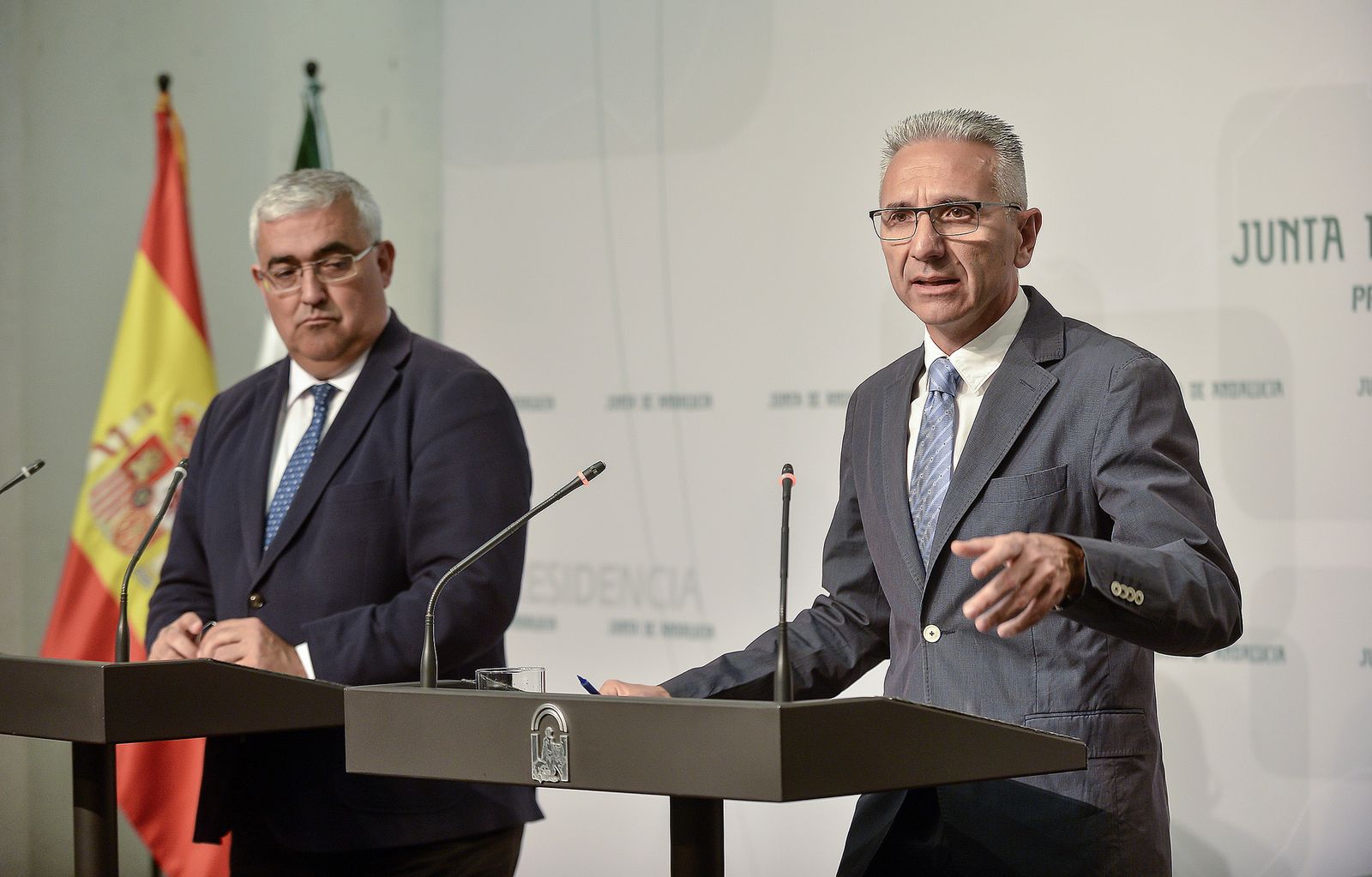 El consejero de Economía y el Portavoz del Gobierno andaluz, en rueda de prensa.