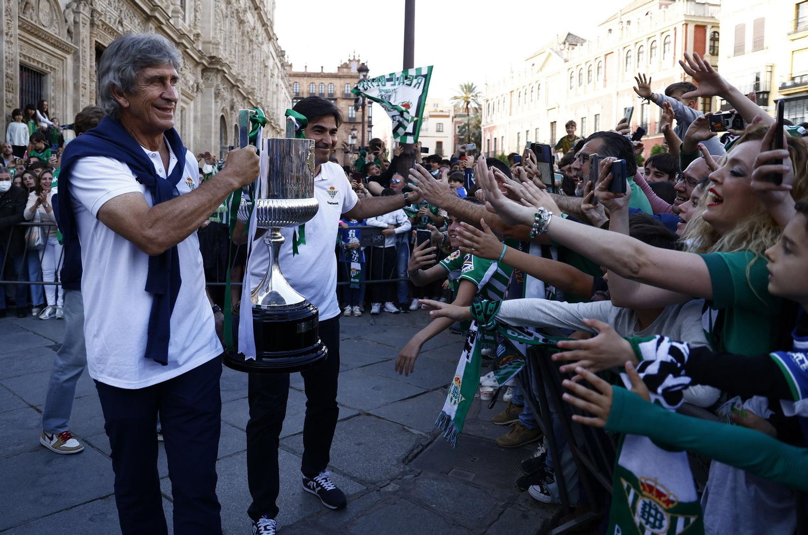 Manuel Pellegrini porta el trofeo de Campeón junto al presidente.