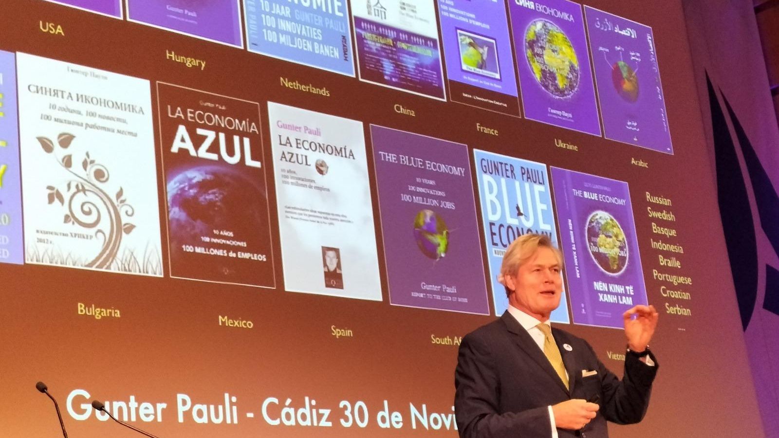 Gunter Pauli, durante su intervención en InnovAzul 2022.